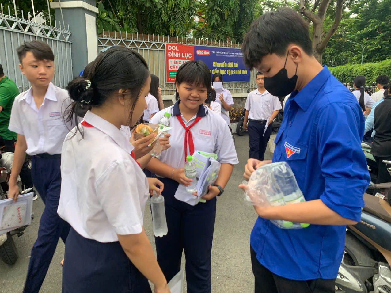 Kh&ocirc;ng phải th&iacute; sinh vẫn tự đến điểm thi lớp 10 v&igrave; điều n&agrave;y... - Ảnh 4.