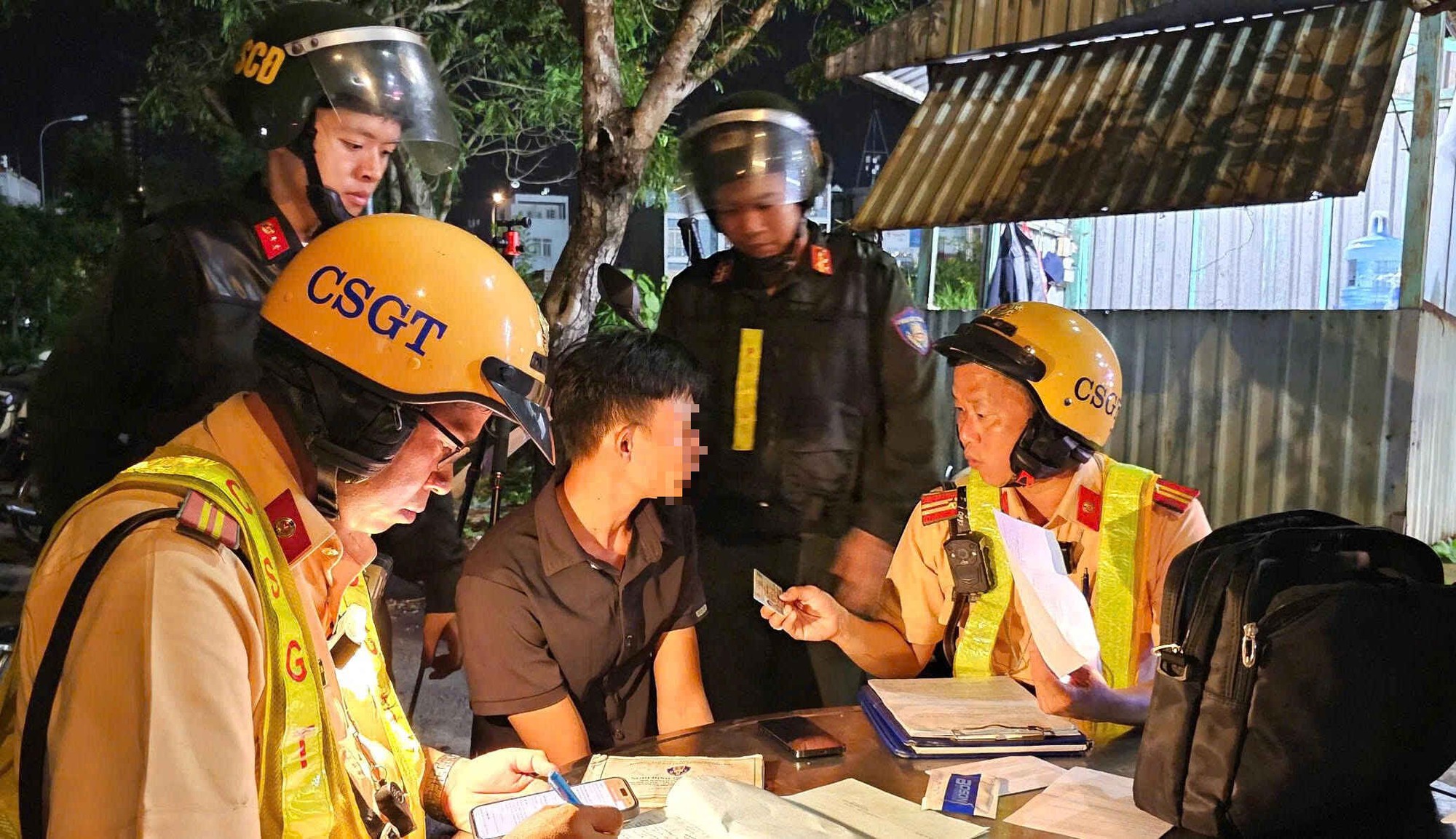 Cao điểm 45 ngày đêm trấn áp tội phạm: CSGT xuyên đêm làm sạch địa bàn- Ảnh 1. Cao điểm 45 ngày đêm trấn áp tội phạm: CSGT xuyên đêm làm sạch địa bàn- Ảnh 1.