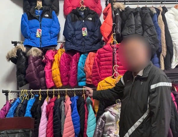 Dán nhãn hàng giả thời trang để bán kiếm lời, vợ chồng chủ shop bị khởi tố- Ảnh 2.