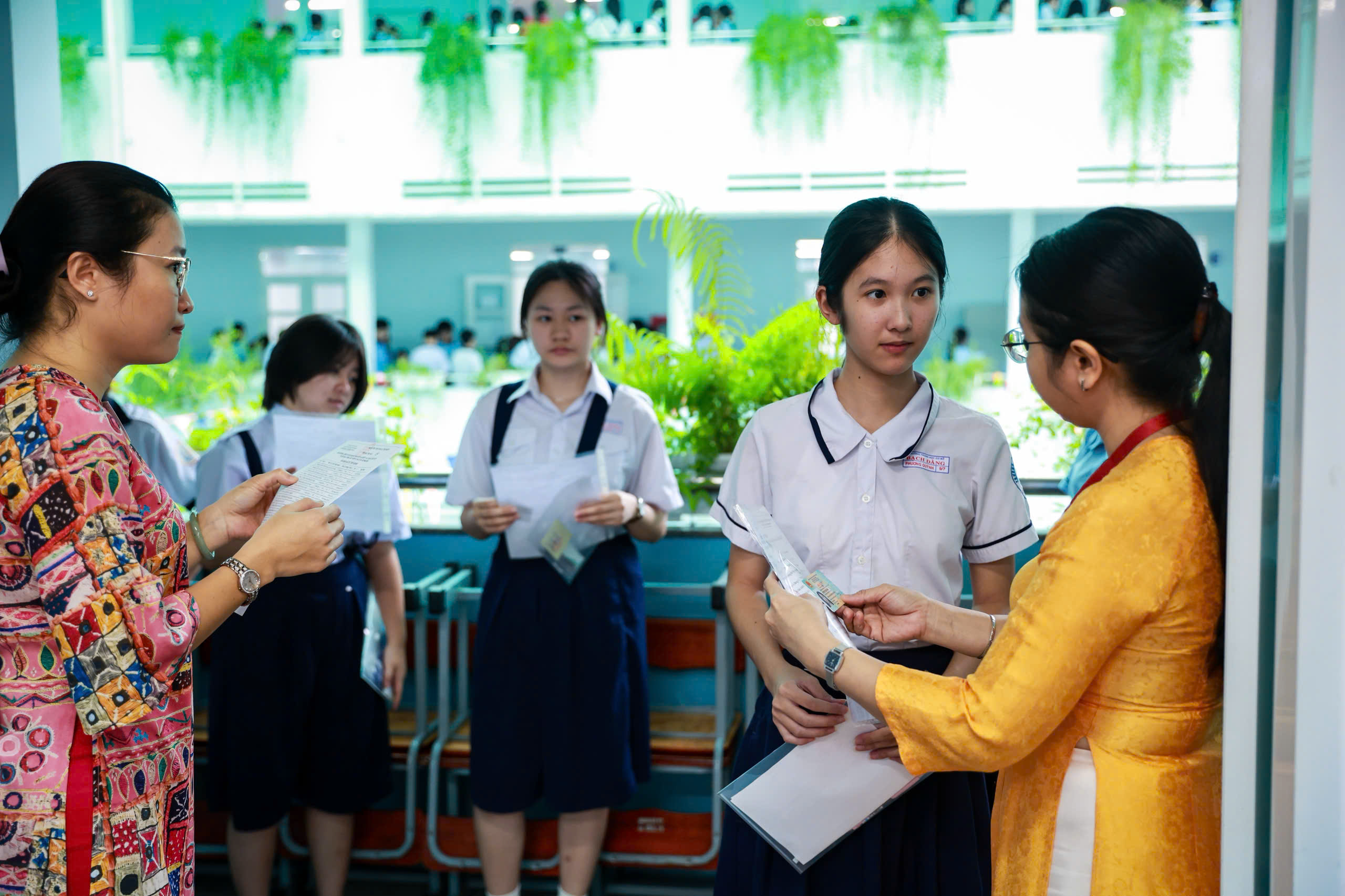 Thi tuyển sinh lớp 10: Giám đốc Sở GD-ĐT TP.HCM đến phòng thi động viên - Ảnh 2.