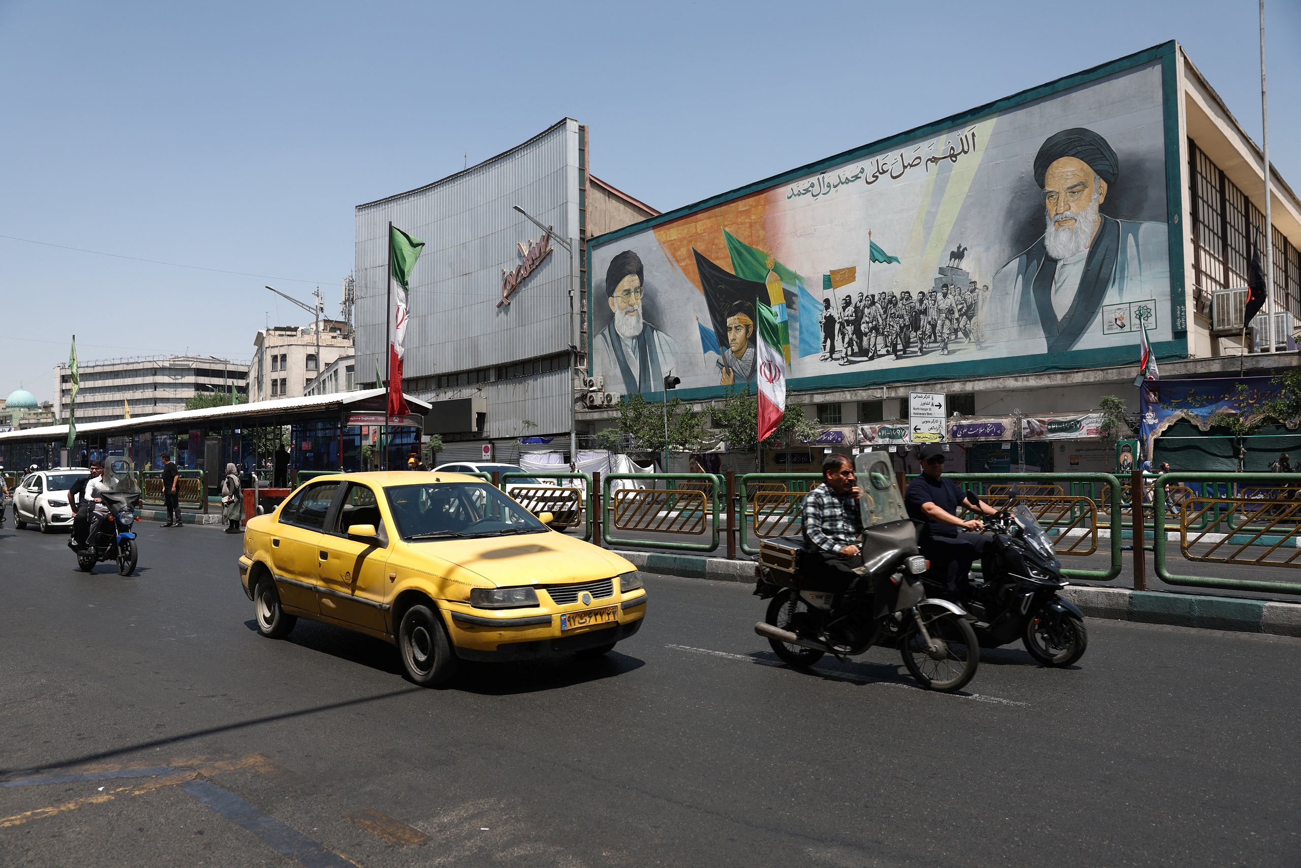 Mỹ tấn c&ocirc;ng Iran sau khi trực thăng Apache bị bắn rơi- Ảnh 1.