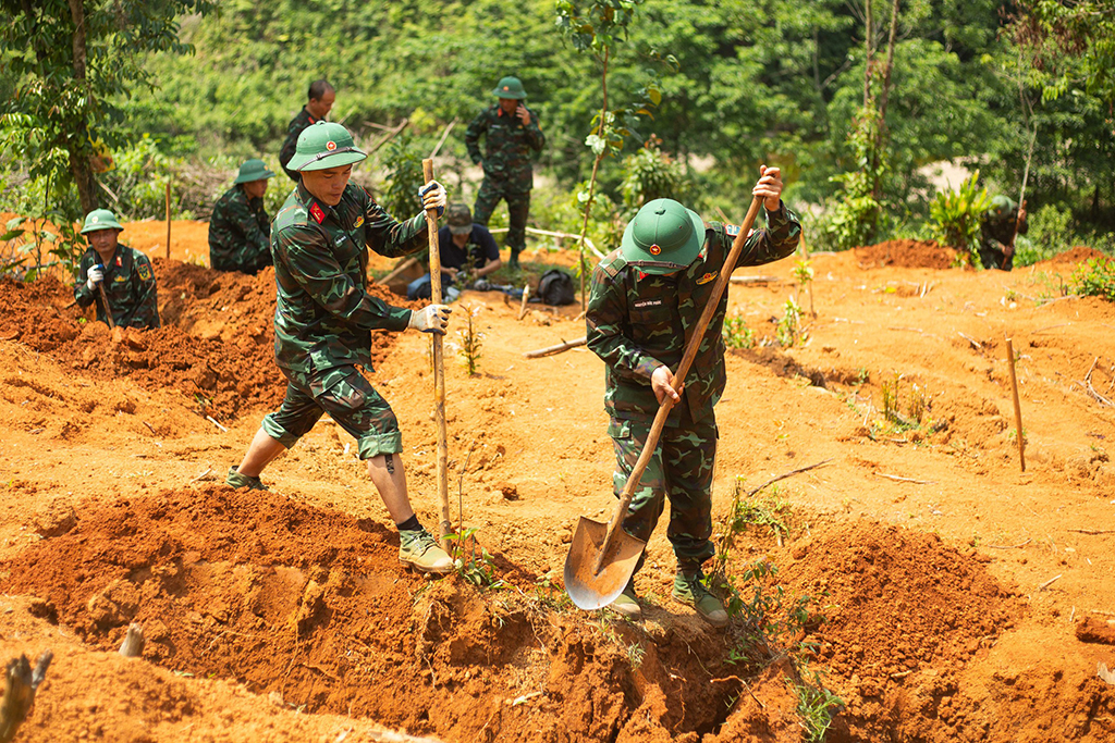 Tìm liệt sĩ trên dãy Trường Sơn: Nước mắt thời bình hòa vào xương máu chiến tranh - Ảnh 4.