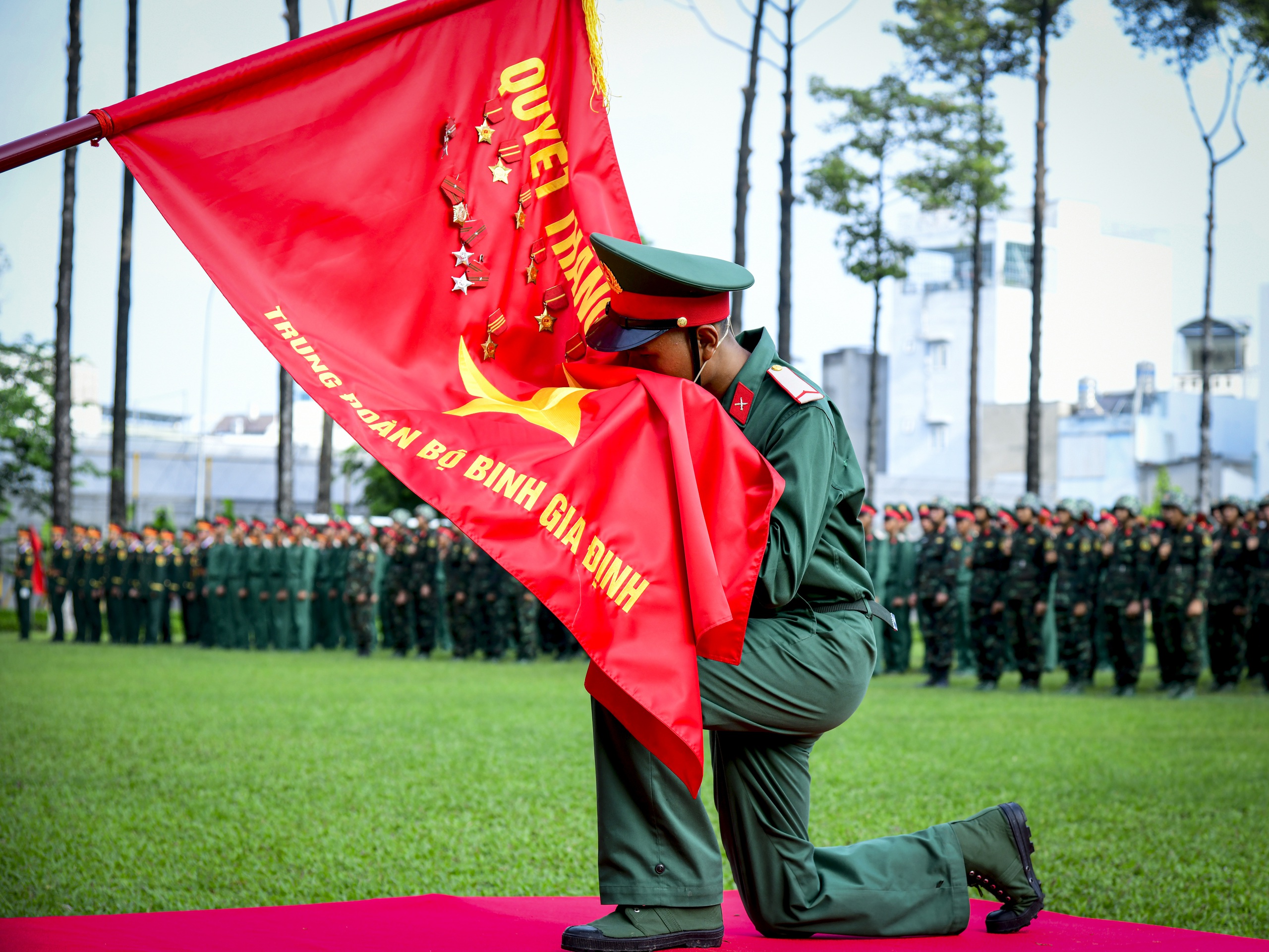 Chiến sĩ mới Trung đoàn Gia Định tuyên thệ dưới quân kỳ - Ảnh 1.