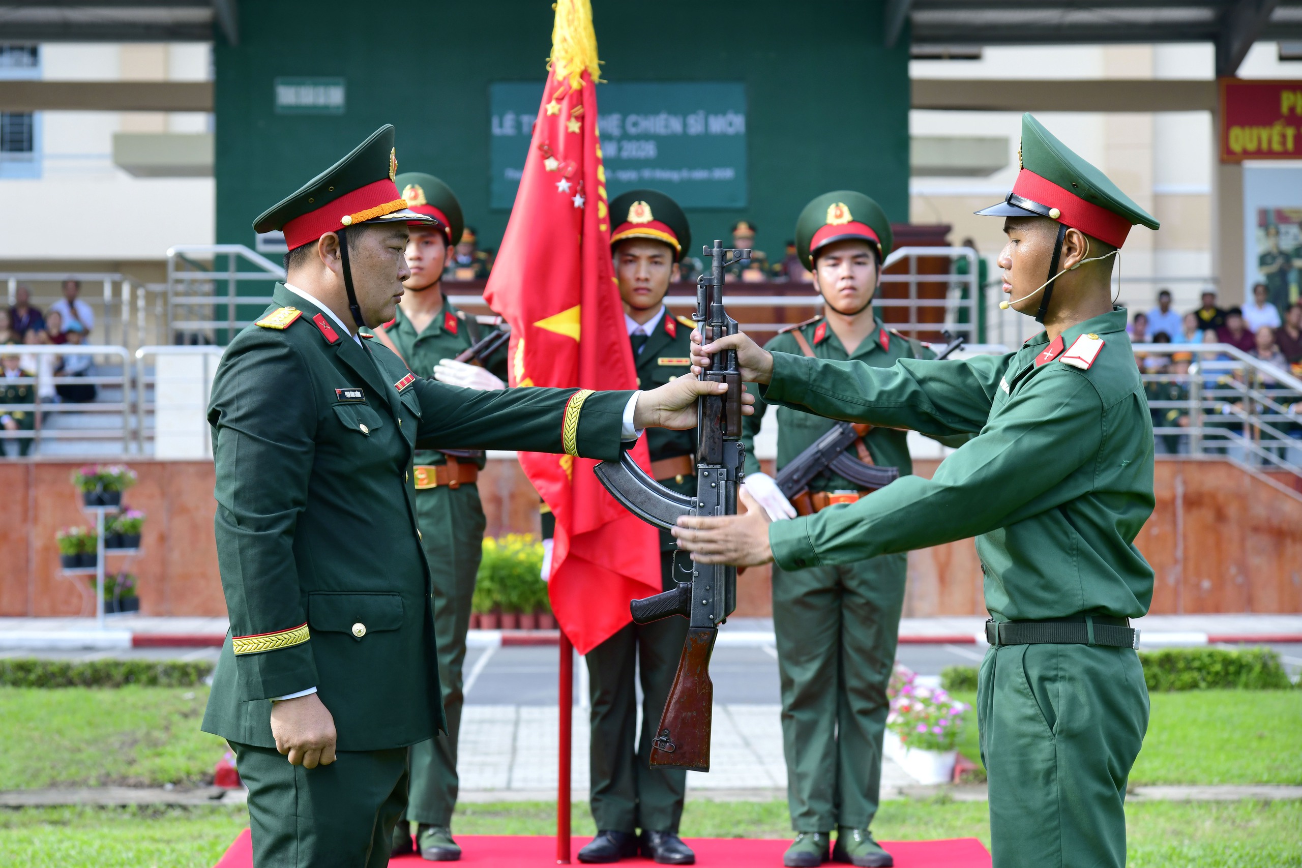 Chiến sĩ mới Trung đoàn Gia Định tuyên thệ dưới quân kỳ - Ảnh 3.