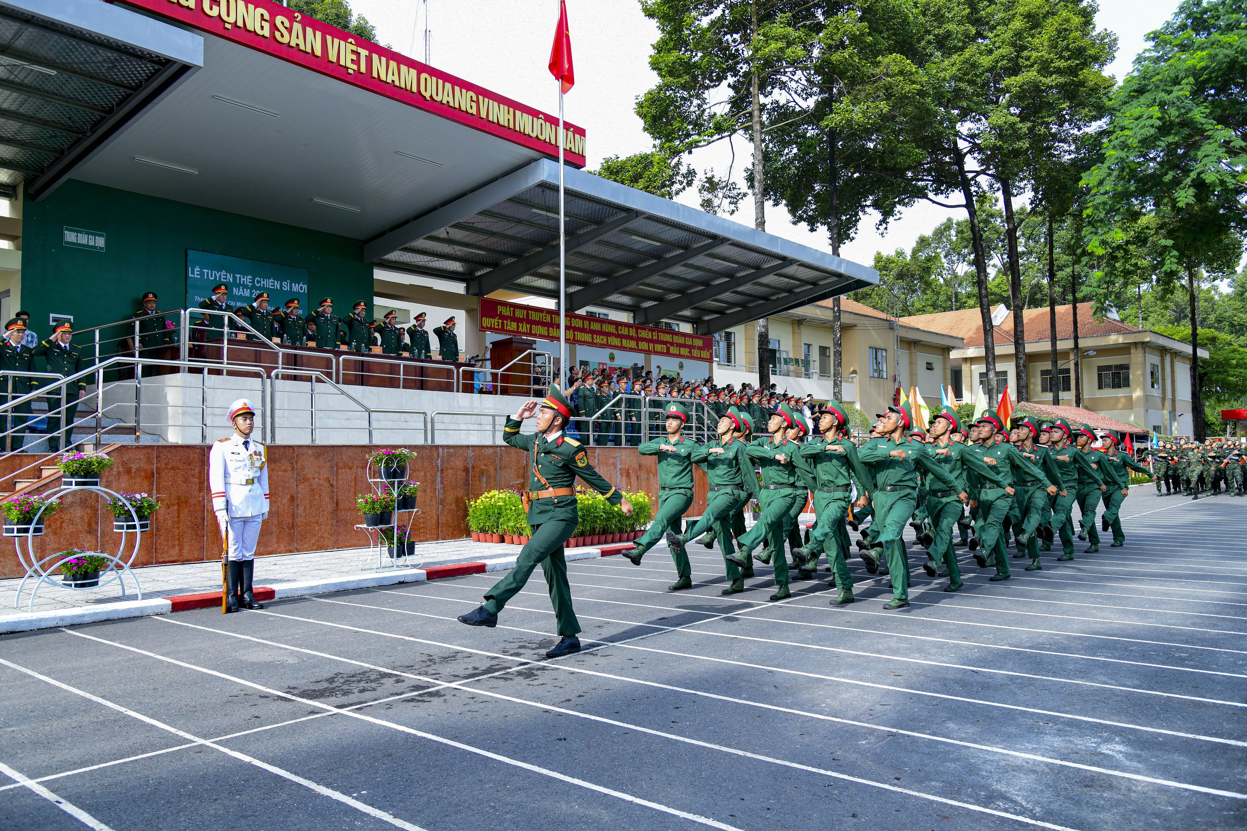 Chiến sĩ mới Trung đoàn Gia Định tuyên thệ dưới quân kỳ - Ảnh 2.