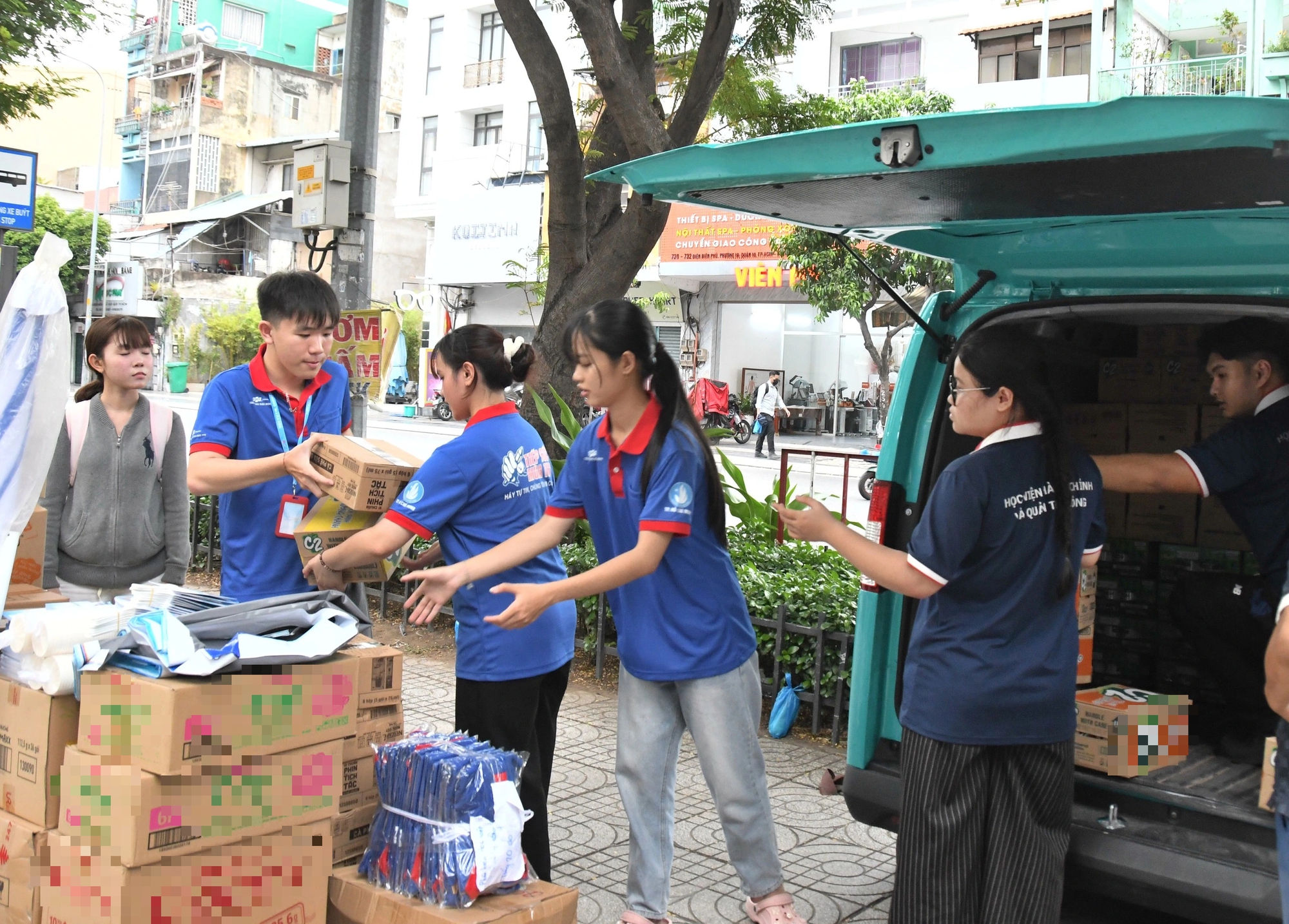Tất bật từ s&aacute;ng đến khuya, sẵn s&agrave;ng tiếp sức th&iacute; sinh- Ảnh 7.