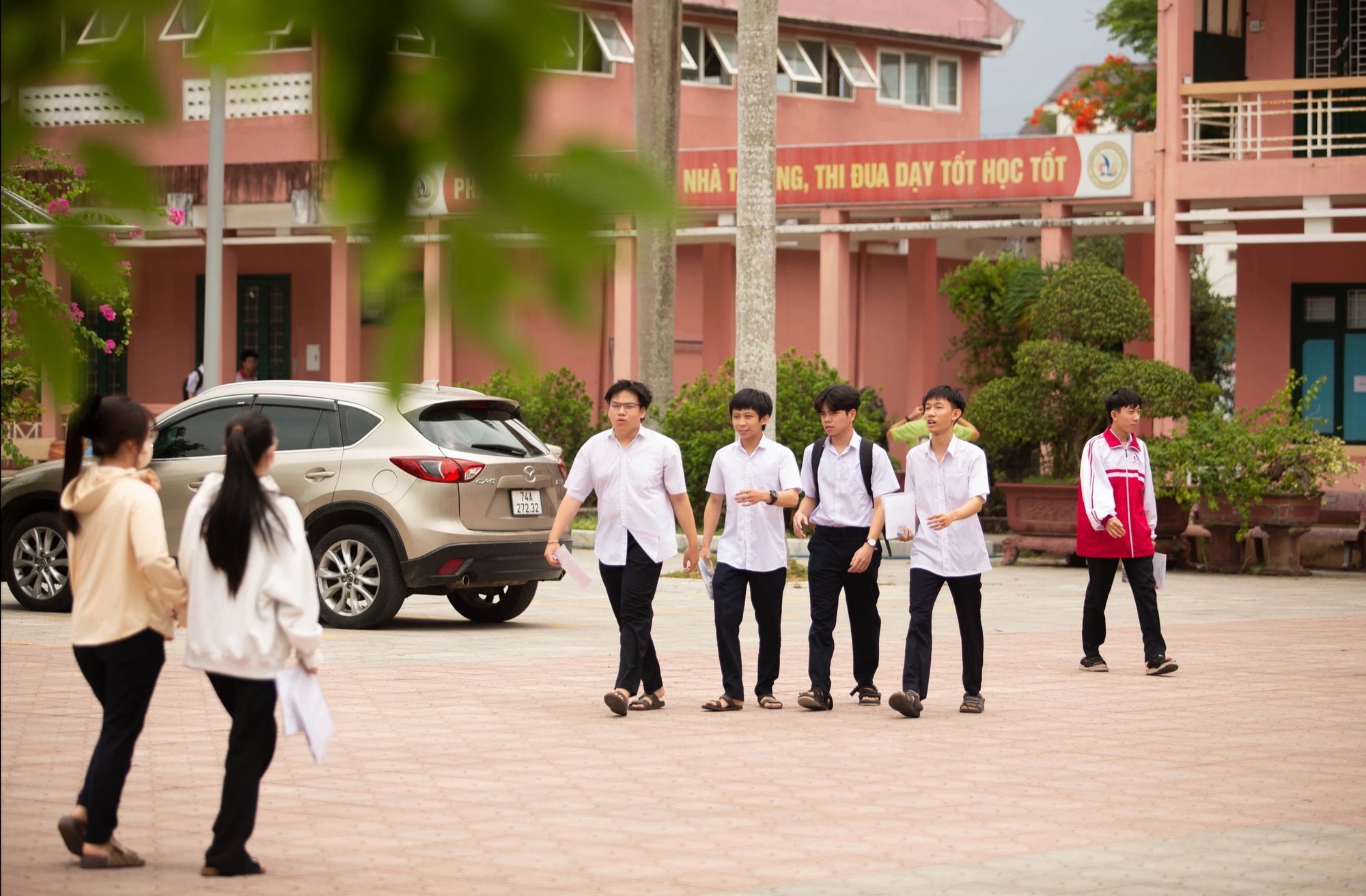 Thí sinh Quảng Trị 'đội nắng' đi làm thủ tục thi tốt nghiệp THPT- Ảnh 2. Thí sinh Quảng Trị 'đội nắng' đi làm thủ tục thi tốt nghiệp THPT- Ảnh 2.