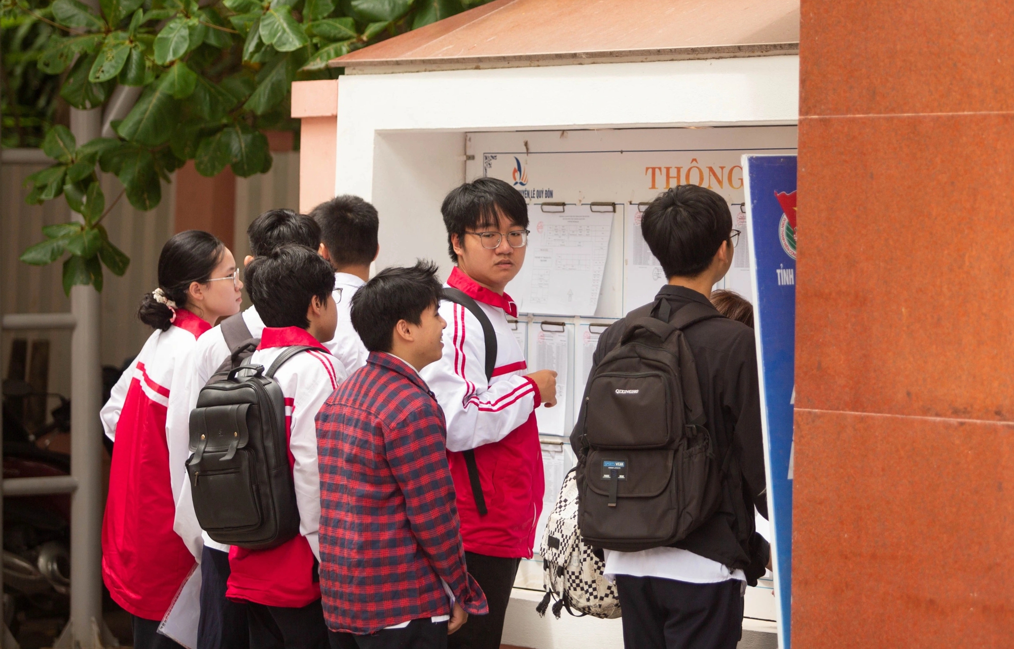 Thí sinh Quảng Trị 'đội nắng' đi làm thủ tục thi tốt nghiệp THPT- Ảnh 1. Thí sinh Quảng Trị 'đội nắng' đi làm thủ tục thi tốt nghiệp THPT- Ảnh 1.