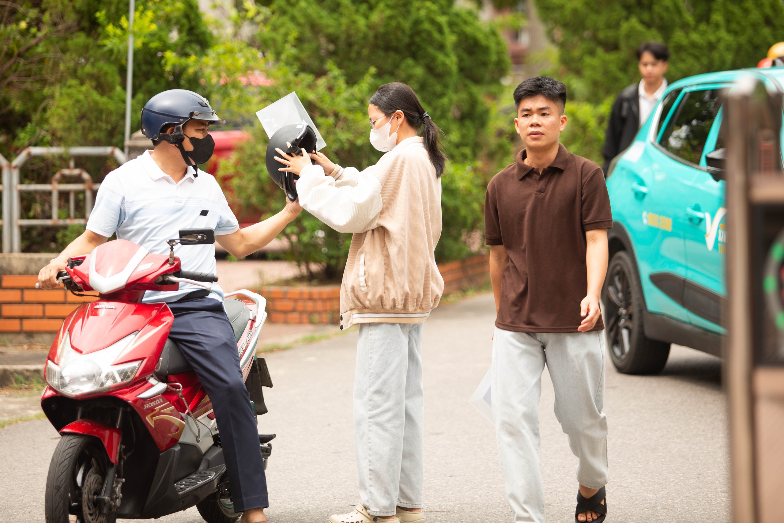 Thí sinh Quảng Trị 'đội nắng' đi làm thủ tục thi tốt nghiệp THPT- Ảnh 3. Thí sinh Quảng Trị 'đội nắng' đi làm thủ tục thi tốt nghiệp THPT- Ảnh 3.
