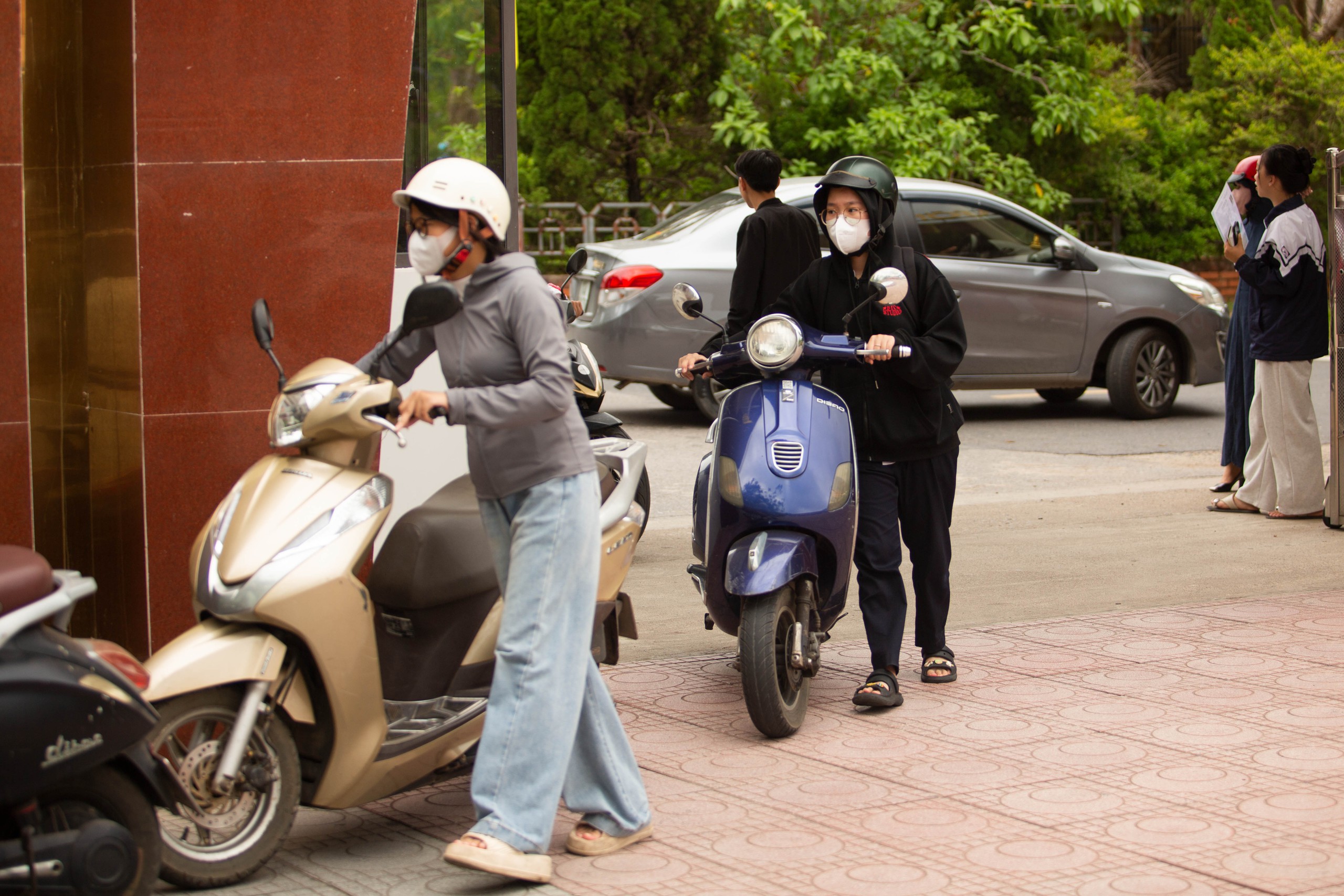 Thí sinh Quảng Trị 'đội nắng' đi làm thủ tục thi tốt nghiệp THPT- Ảnh 4. Thí sinh Quảng Trị 'đội nắng' đi làm thủ tục thi tốt nghiệp THPT- Ảnh 4.