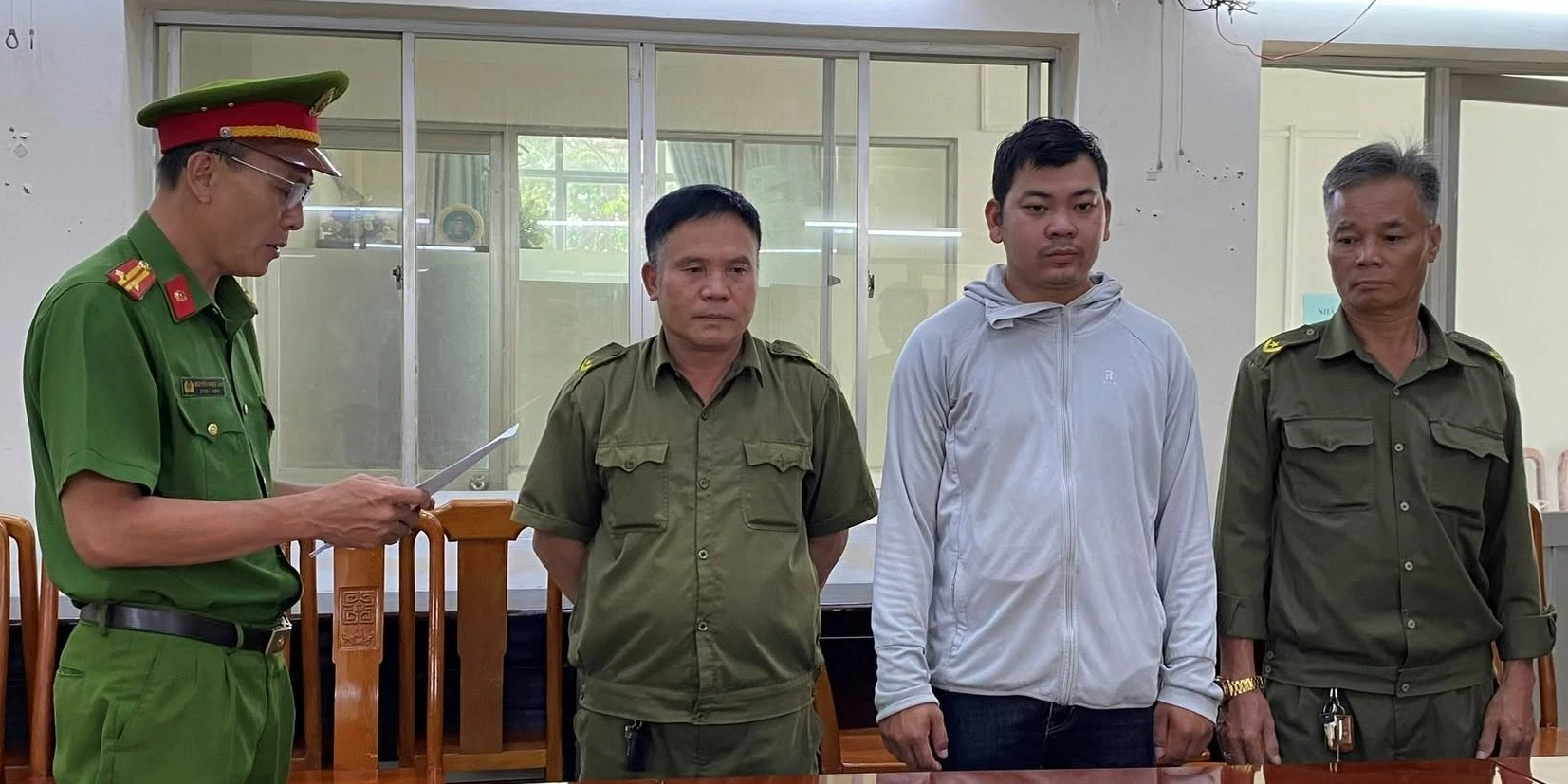 TP.HCM: Khởi tố thanh niên lái xe che biển số rồi tạt sơn vào nhà hàng xóm- Ảnh 1. TP.HCM: Khởi tố thanh niên lái xe che biển số rồi tạt sơn vào nhà hàng xóm- Ảnh 1.