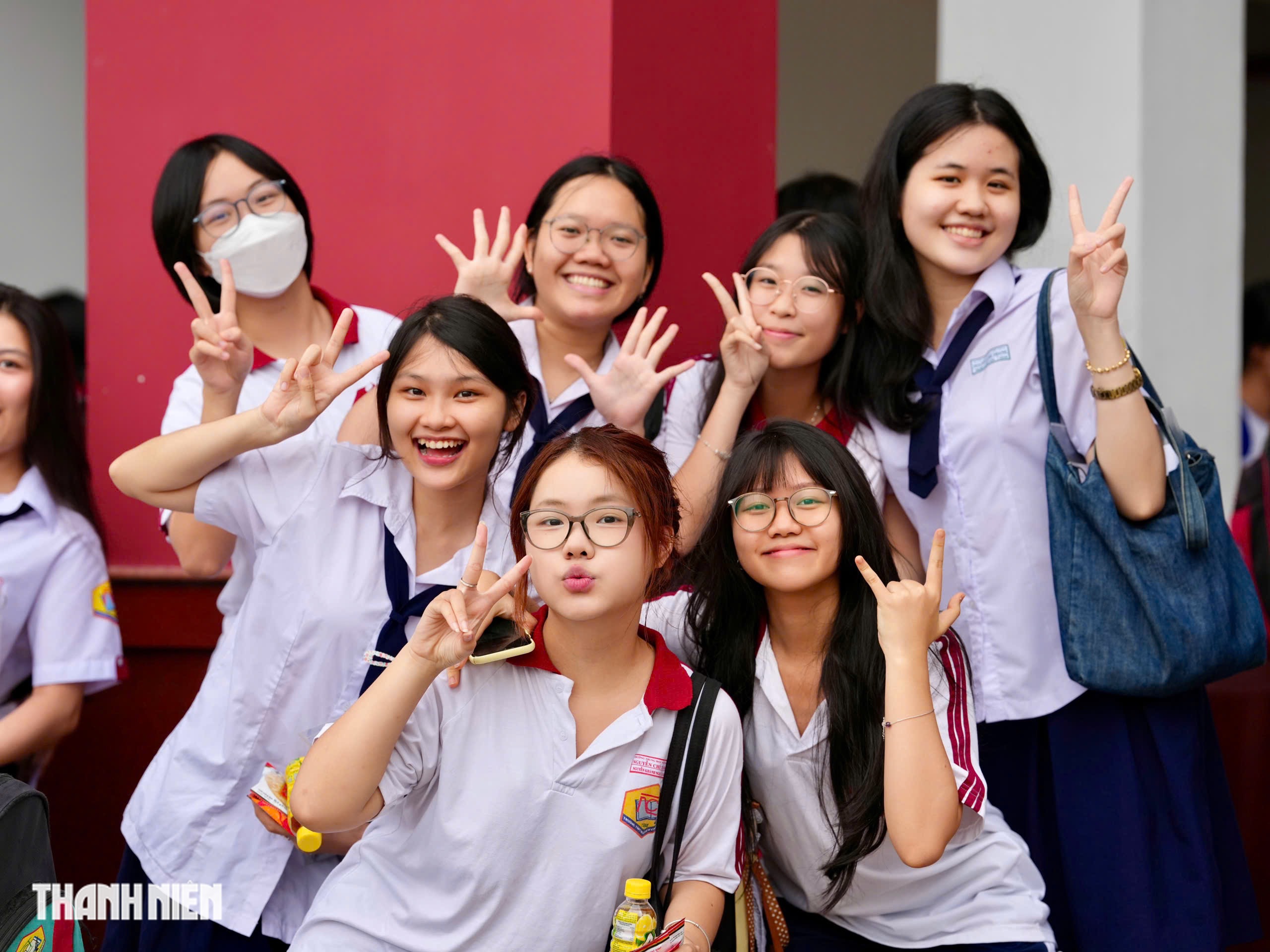 D&ugrave; trời mưa, th&iacute; sinh TP.HCM vẫn rạng rỡ trước kỳ thi tốt nghiệp THPT - Ảnh 6.