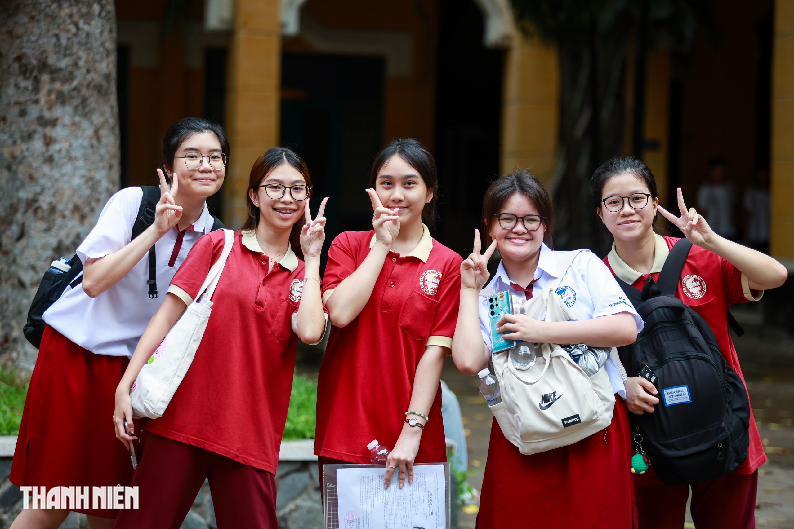 D&ugrave; trời mưa, th&iacute; sinh TP.HCM vẫn rạng rỡ trước kỳ thi tốt nghiệp THPT - Ảnh 13.