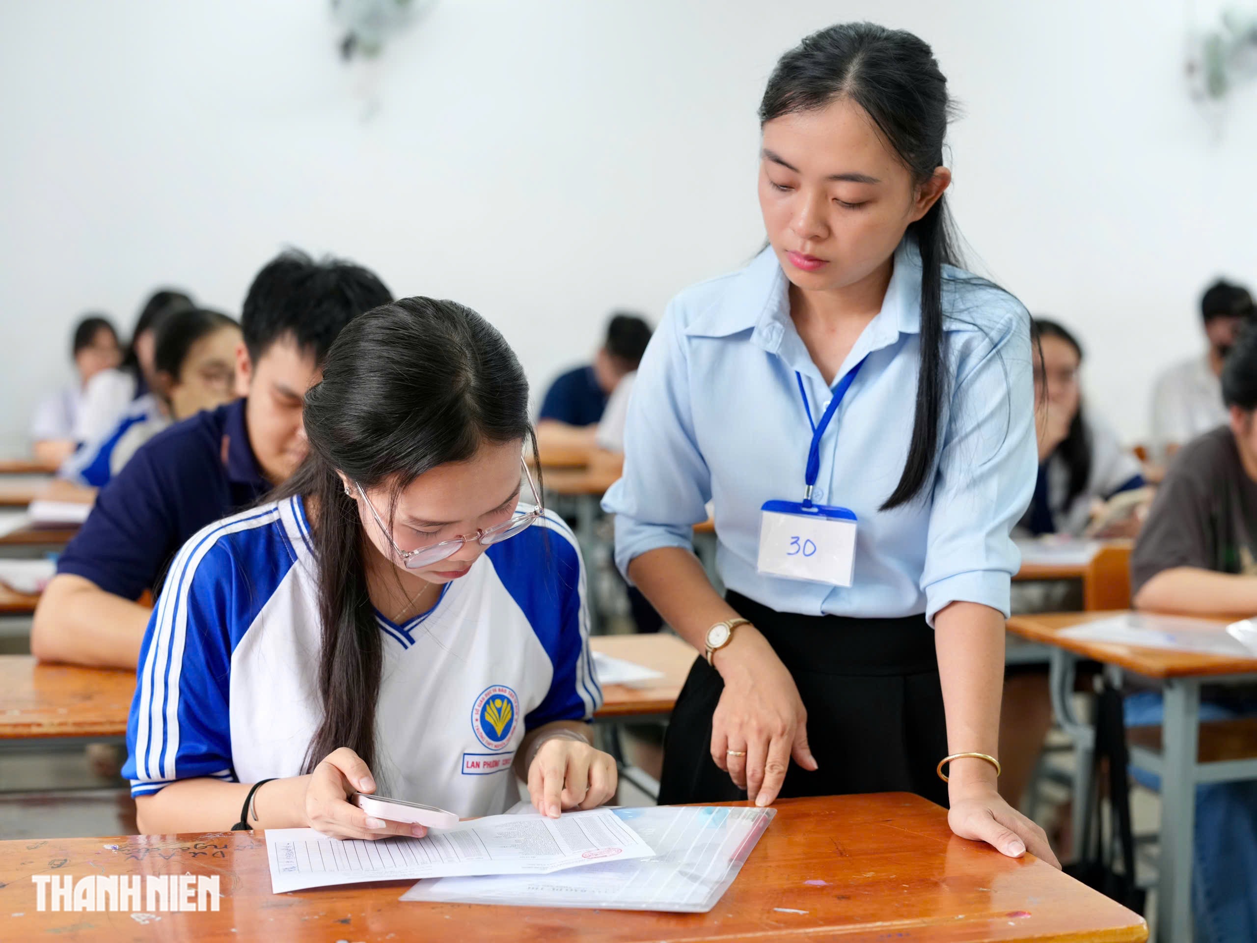 D&ugrave; trời mưa, th&iacute; sinh TP.HCM vẫn rạng rỡ trước kỳ thi tốt nghiệp THPT - Ảnh 9.