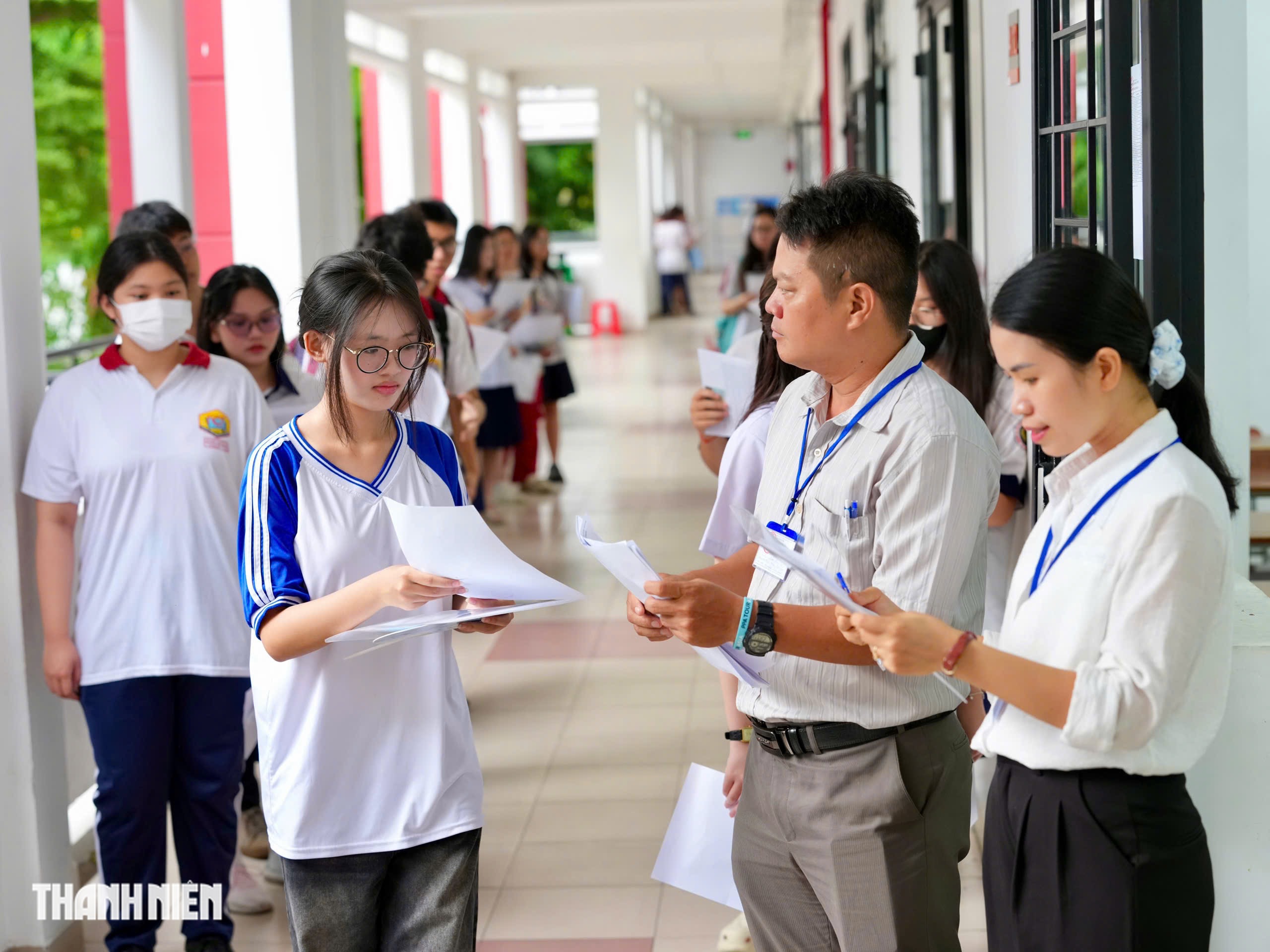 D&ugrave; trời mưa, th&iacute; sinh TP.HCM vẫn rạng rỡ trước kỳ thi tốt nghiệp THPT - Ảnh 7.