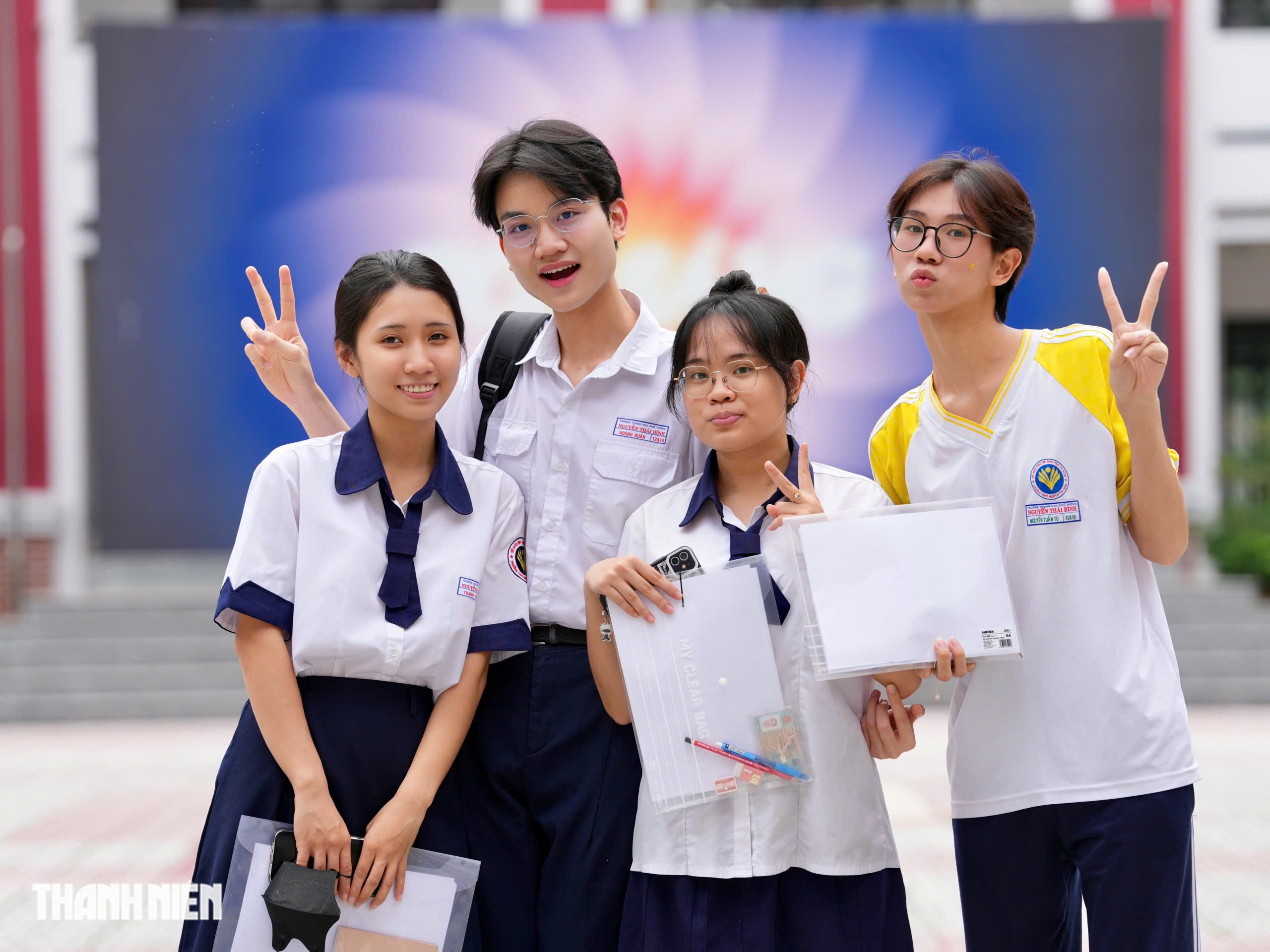 D&ugrave; trời mưa, th&iacute; sinh TP.HCM vẫn rạng rỡ trước kỳ thi tốt nghiệp THPT - Ảnh 15.