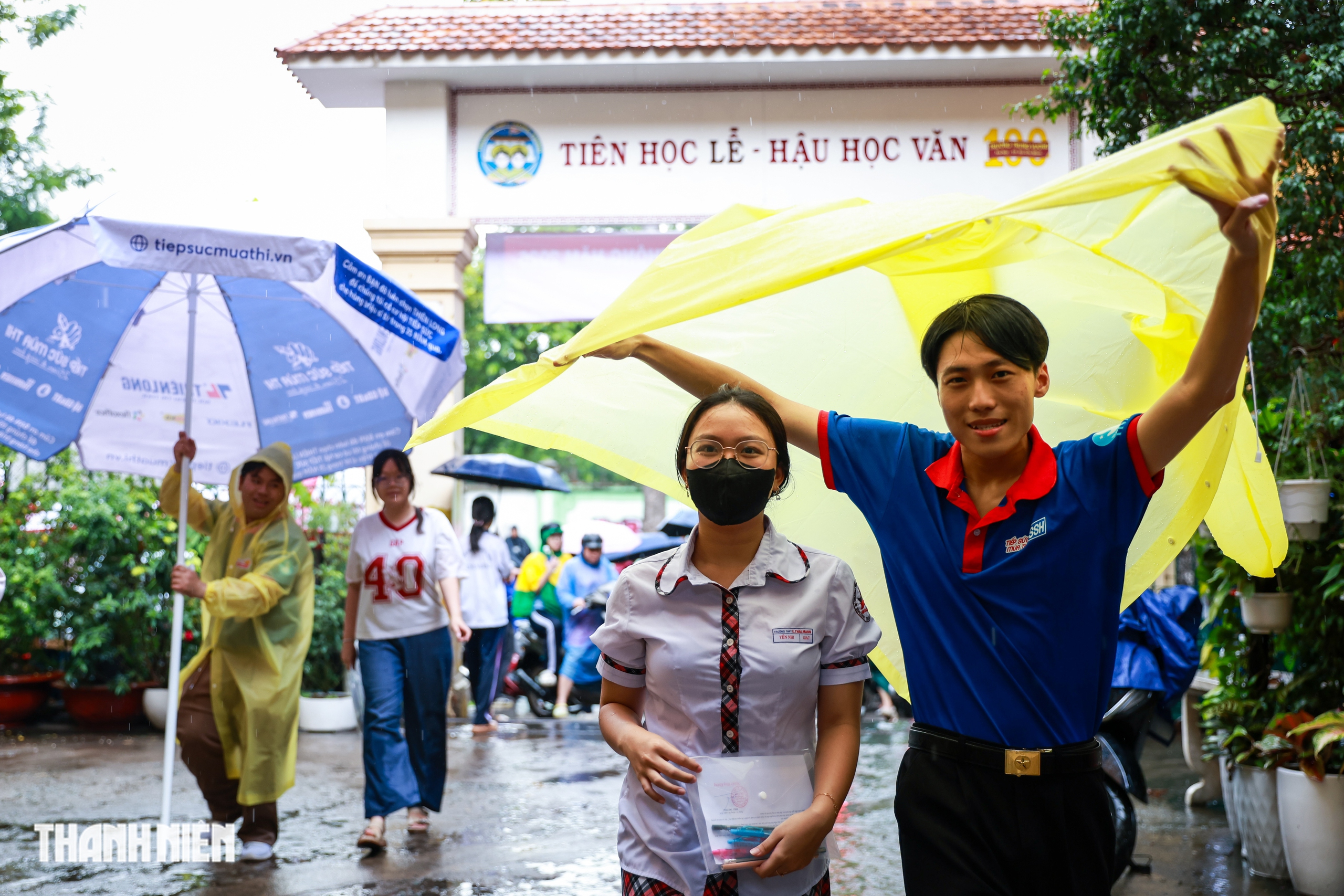 D&ugrave; trời mưa, th&iacute; sinh TP.HCM vẫn rạng rỡ trước kỳ thi tốt nghiệp THPT - Ảnh 3.