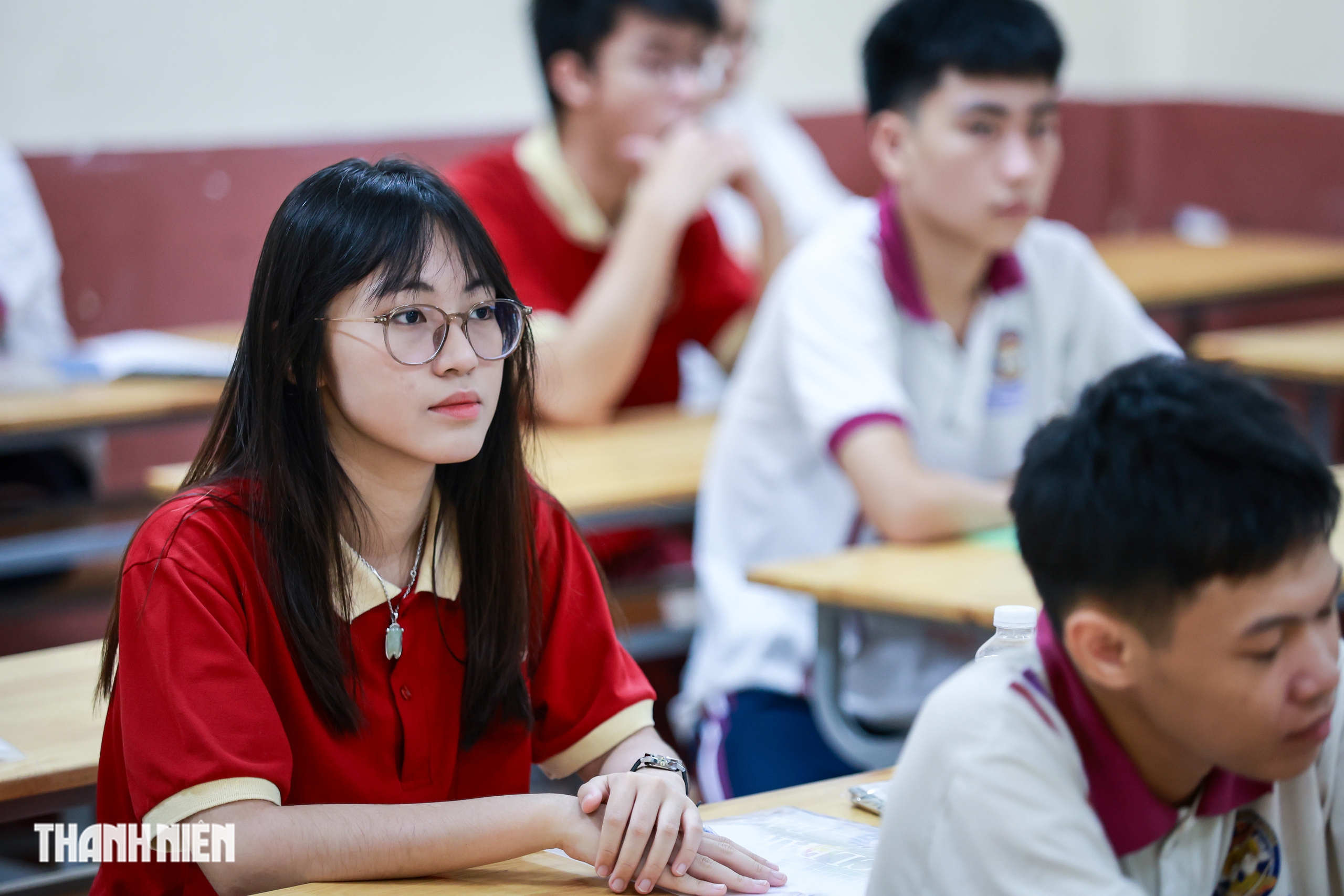 D&ugrave; trời mưa, th&iacute; sinh TP.HCM vẫn rạng rỡ trước kỳ thi tốt nghiệp THPT - Ảnh 8.