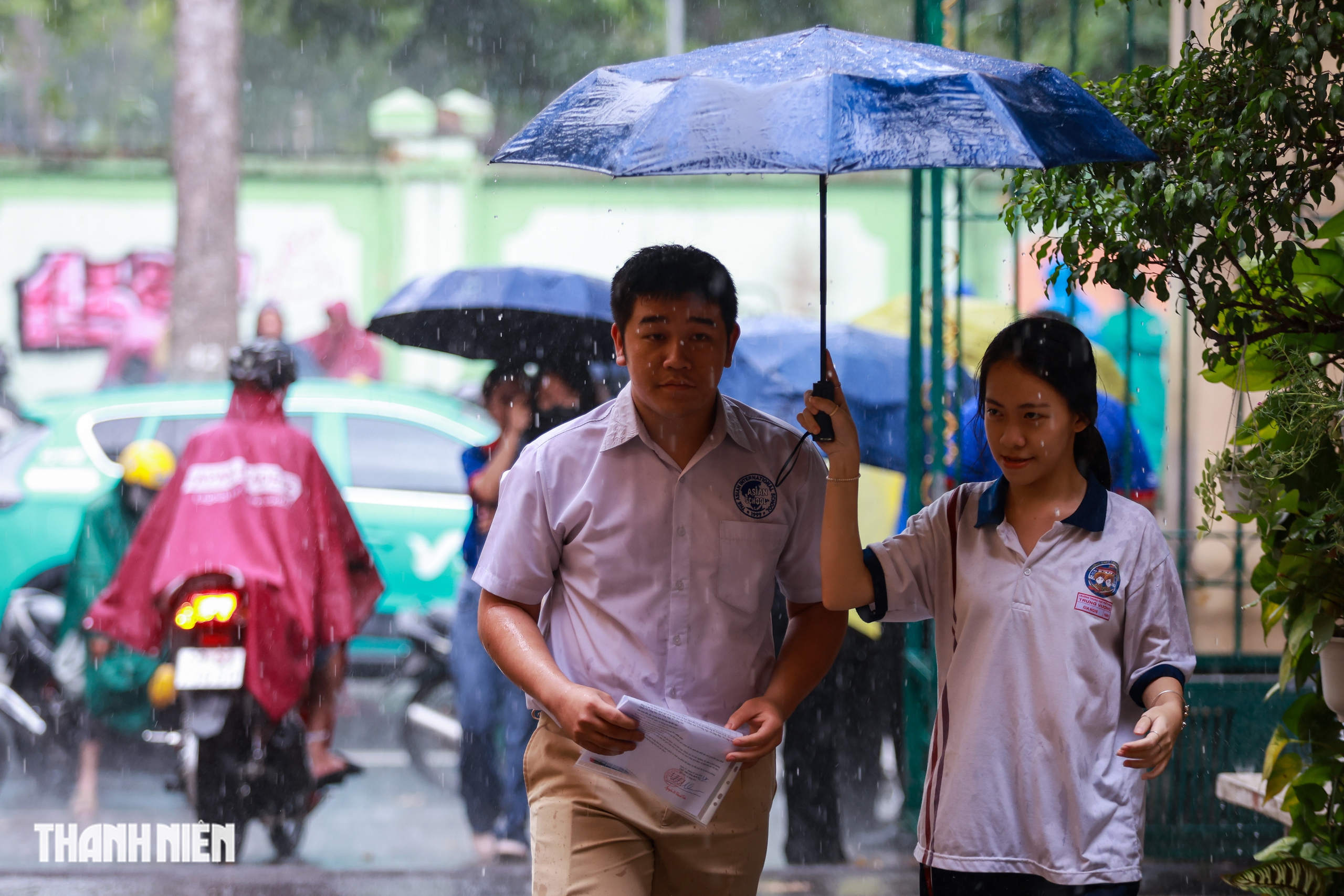 D&ugrave; trời mưa, th&iacute; sinh TP.HCM vẫn rạng rỡ trước kỳ thi tốt nghiệp THPT - Ảnh 2.