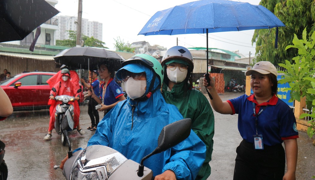 Đi làm thủ tục thi tốt nghiệp THPT, thí sinh gặp tình huống bất ngờ... - Ảnh 2. Đi làm thủ tục thi tốt nghiệp THPT, thí sinh gặp tình huống bất ngờ... - Ảnh 2.