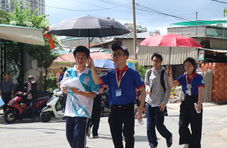 Đi làm thủ tục thi tốt nghiệp THPT, thí sinh gặp tình huống bất ngờ... - Ảnh 7. Đi làm thủ tục thi tốt nghiệp THPT, thí sinh gặp tình huống bất ngờ... - Ảnh 7.