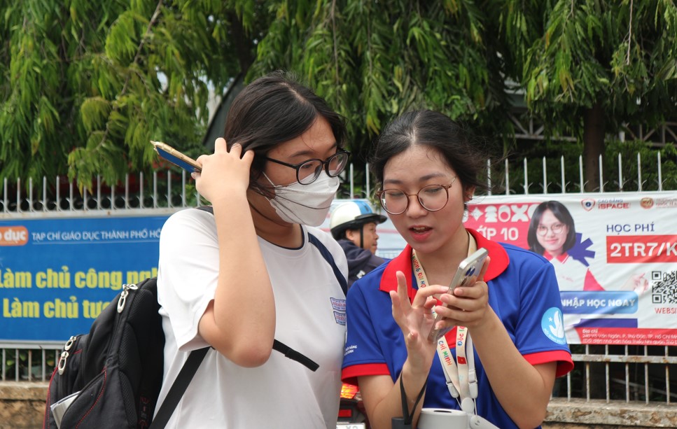 Đi làm thủ tục thi tốt nghiệp THPT, thí sinh gặp tình huống bất ngờ... - Ảnh 5. Đi làm thủ tục thi tốt nghiệp THPT, thí sinh gặp tình huống bất ngờ... - Ảnh 5.