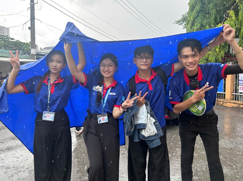 Đi làm thủ tục thi tốt nghiệp THPT, thí sinh gặp tình huống bất ngờ... - Ảnh 3. Đi làm thủ tục thi tốt nghiệp THPT, thí sinh gặp tình huống bất ngờ... - Ảnh 3.