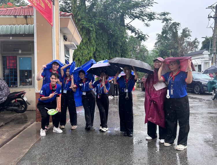 Đi làm thủ tục thi tốt nghiệp THPT, thí sinh gặp tình huống bất ngờ... - Ảnh 4. Đi làm thủ tục thi tốt nghiệp THPT, thí sinh gặp tình huống bất ngờ... - Ảnh 4.