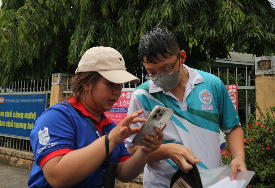 Không còn cảnh chen chúc xem phòng thi, thí sinh được hỗ trợ cách này... - Ảnh 3. Không còn cảnh chen chúc xem phòng thi, thí sinh được hỗ trợ cách này... - Ảnh 3.