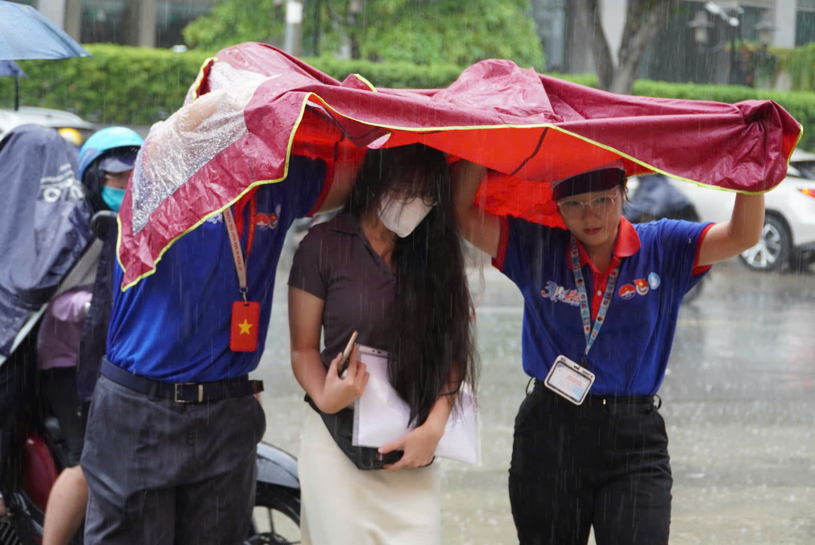 Những 'áo xanh' lặng thầm tiếp sức mùa thi dưới nắng, mưa - Ảnh 1. Những 'áo xanh' lặng thầm tiếp sức mùa thi dưới nắng, mưa - Ảnh 1.