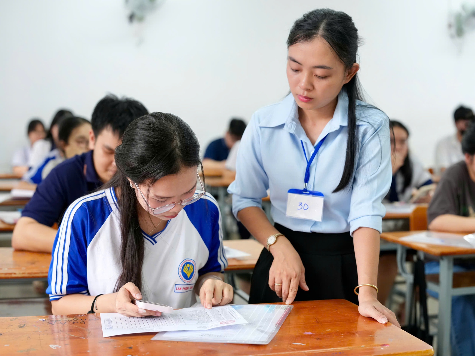 Vận chuyển đề thi ở nơi đông thí sinh nhất cả nước - Ảnh 1. Vận chuyển đề thi ở nơi đông thí sinh nhất cả nước - Ảnh 1.