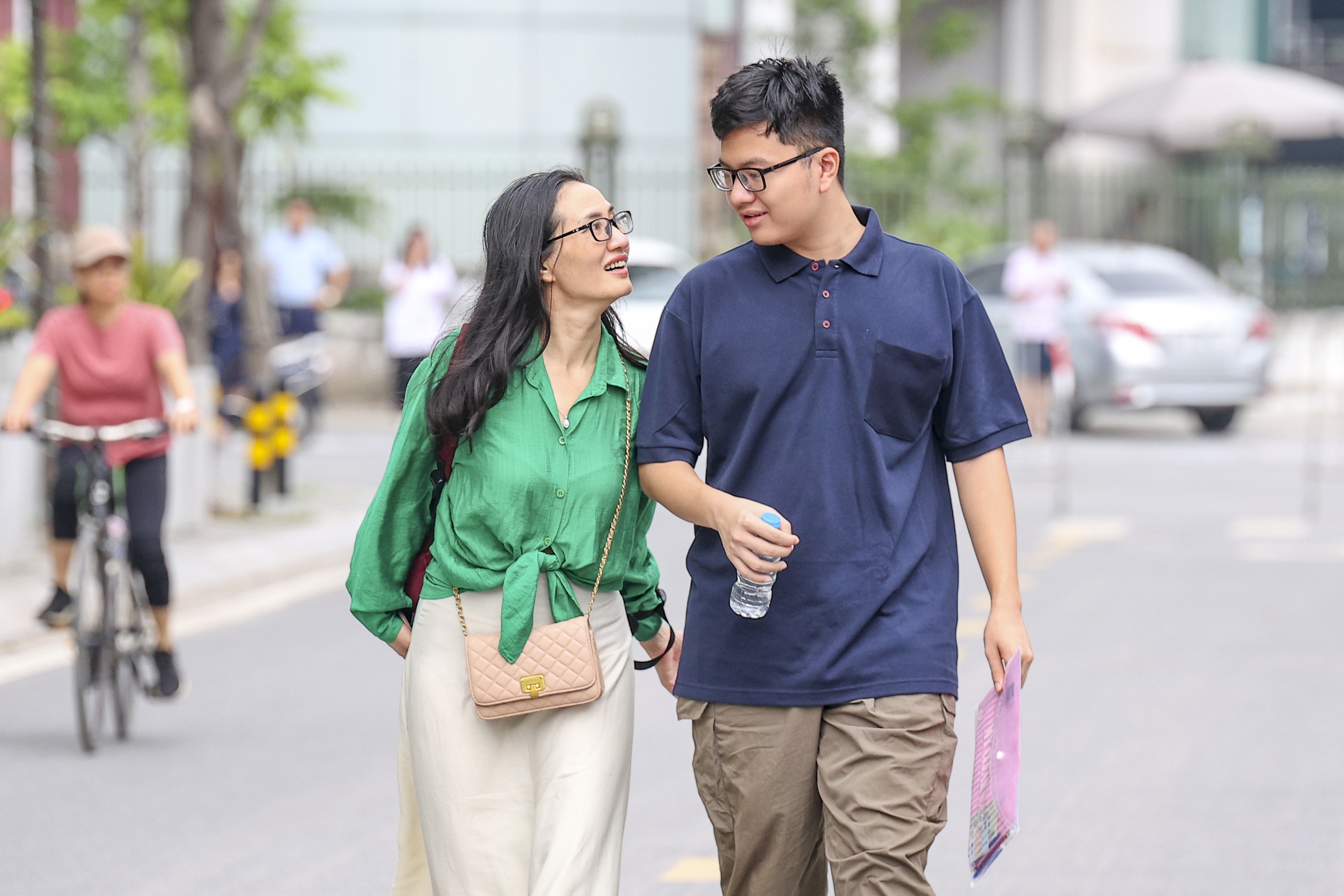 Sĩ tử H&agrave; Nội rạng ngời trong v&ograve;ng tay người th&acirc;n sau ng&agrave;y thi đầu ti&ecirc;n - Ảnh 2.
