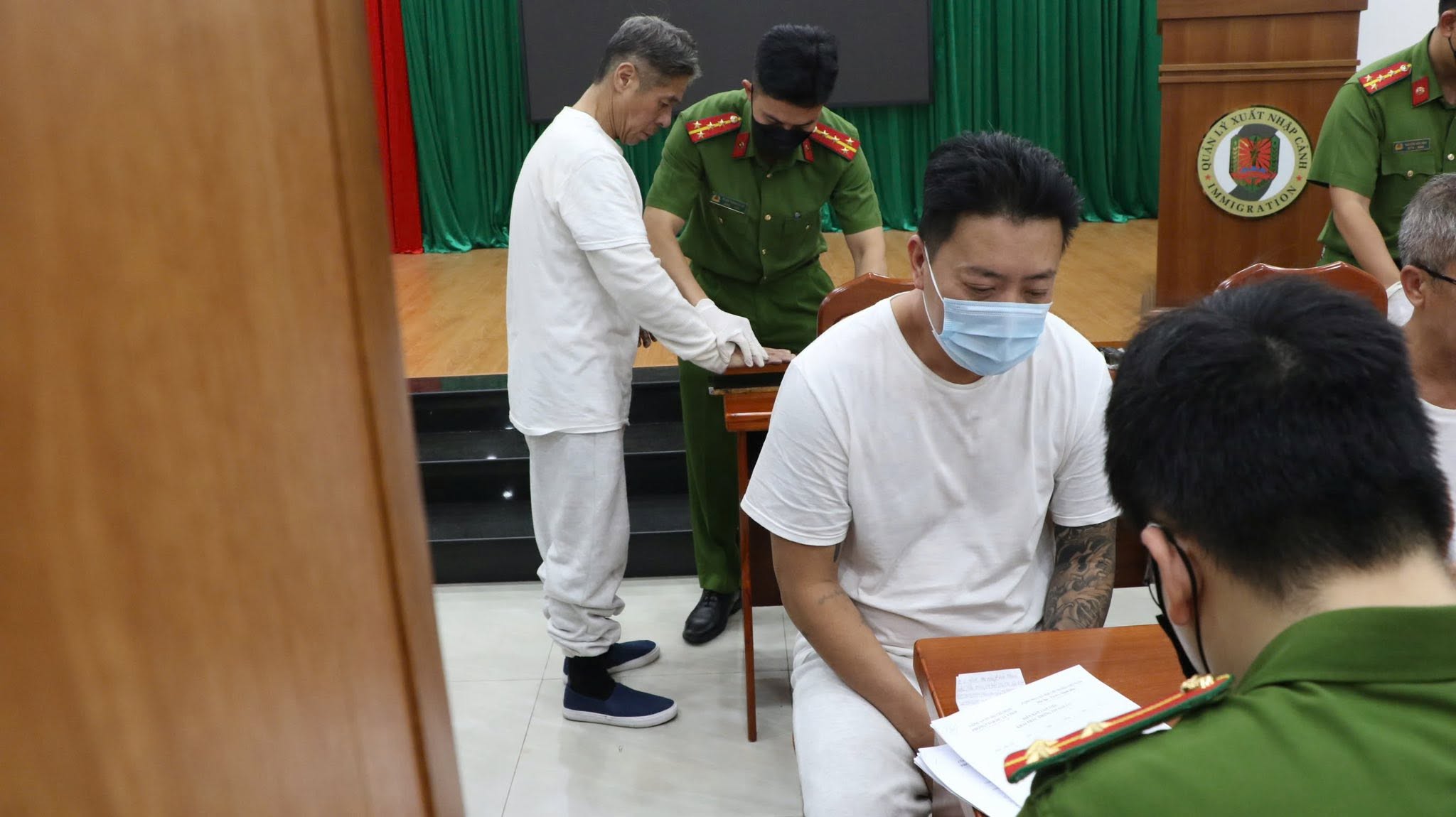 Công an TP.HCM tiếp nhận 33 công dân Việt Nam bị Mỹ trục xuất - Ảnh 2.