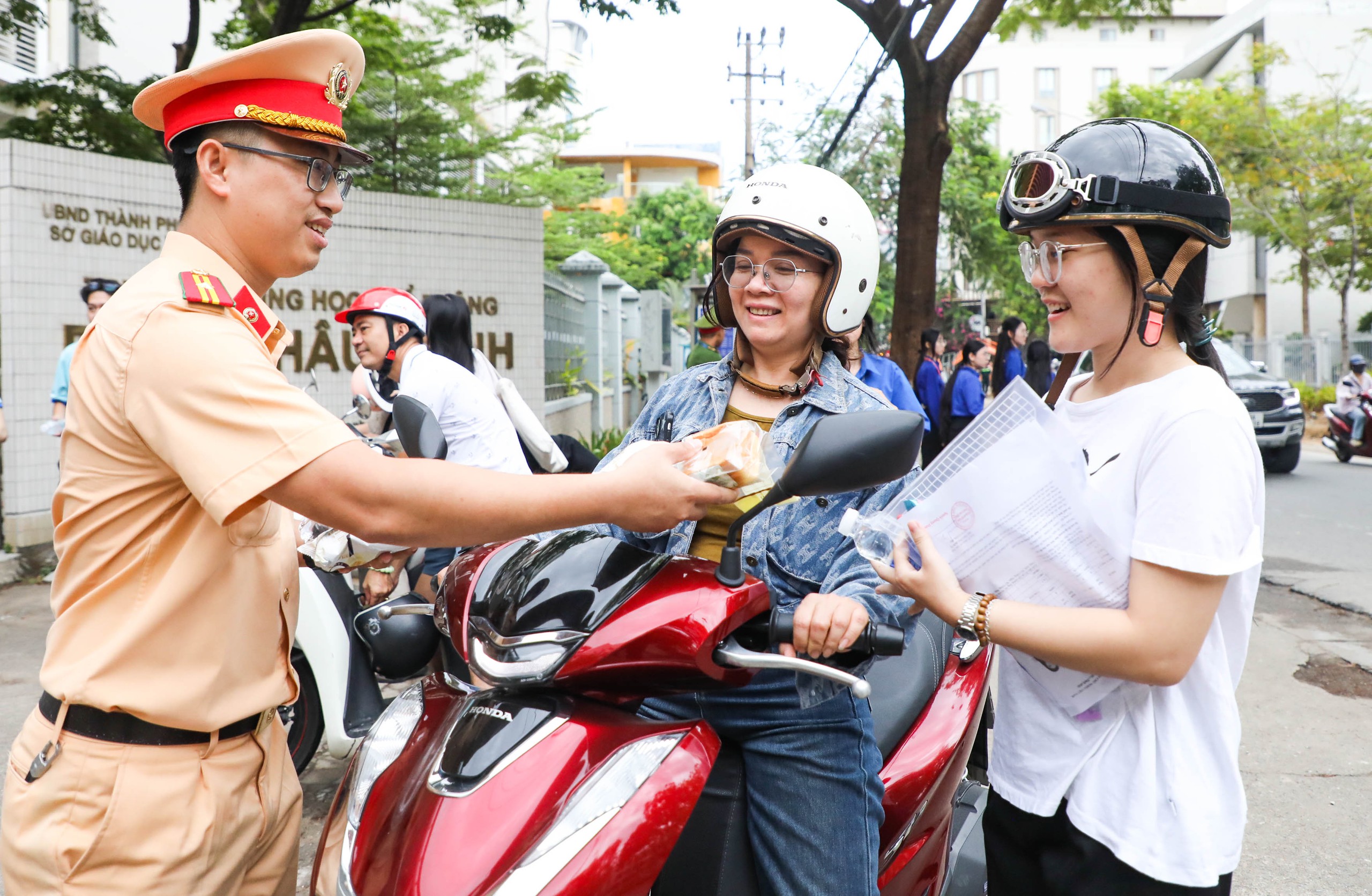 Nhận nước uống và lời chúc từ CSGT Đà Nẵng, sĩ tử tự tin vào phòng thi - Ảnh 2.