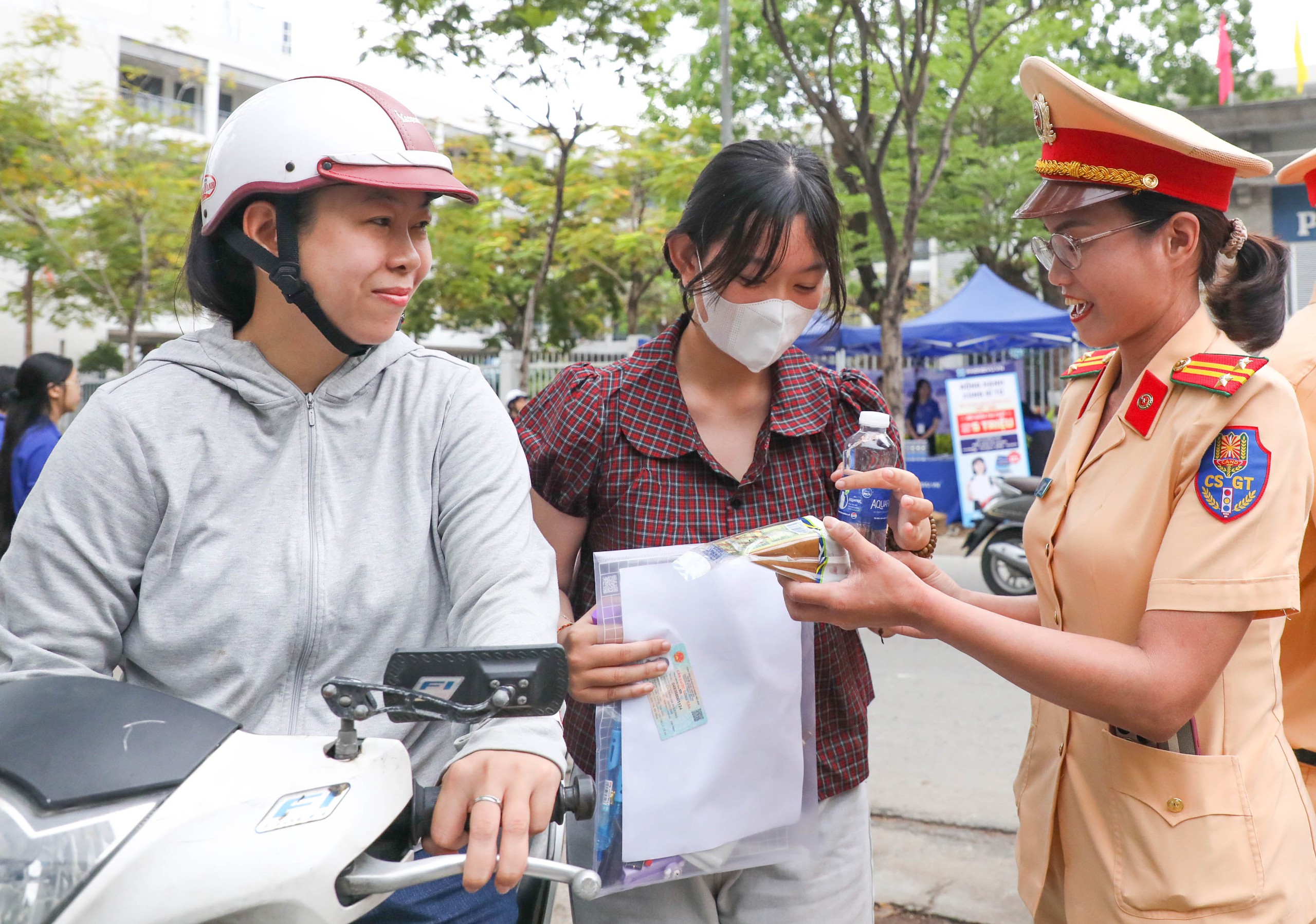 Nhận nước uống và lời chúc từ CSGT Đà Nẵng, sĩ tử tự tin vào phòng thi - Ảnh 3.