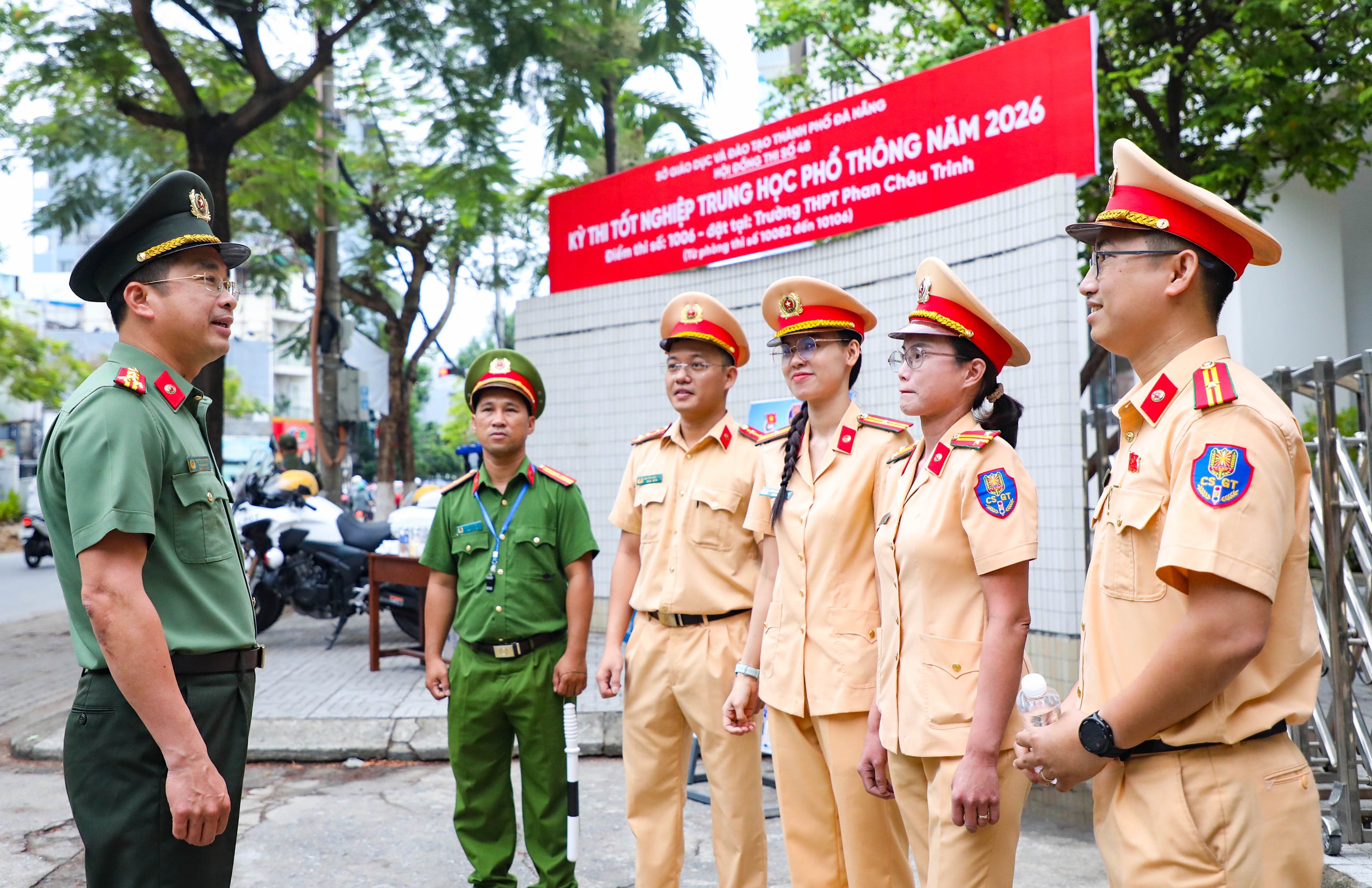 Nhận nước uống và lời chúc từ CSGT Đà Nẵng, sĩ tử tự tin vào phòng thi - Ảnh 7.
