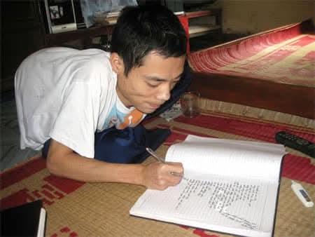 Nghị lực sống phi thường từ ch&agrave;ng trai khuyết tật - Ảnh 1.