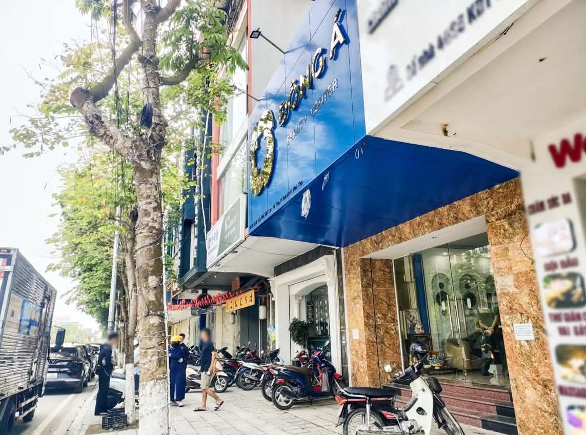 Mới học hết lớp 9, làm nghề shipper vẫn giả bác sĩ để tiêm, cắt cho khách- Ảnh 1. Mới học hết lớp 9, làm nghề shipper vẫn giả bác sĩ để tiêm, cắt cho khách- Ảnh 1.