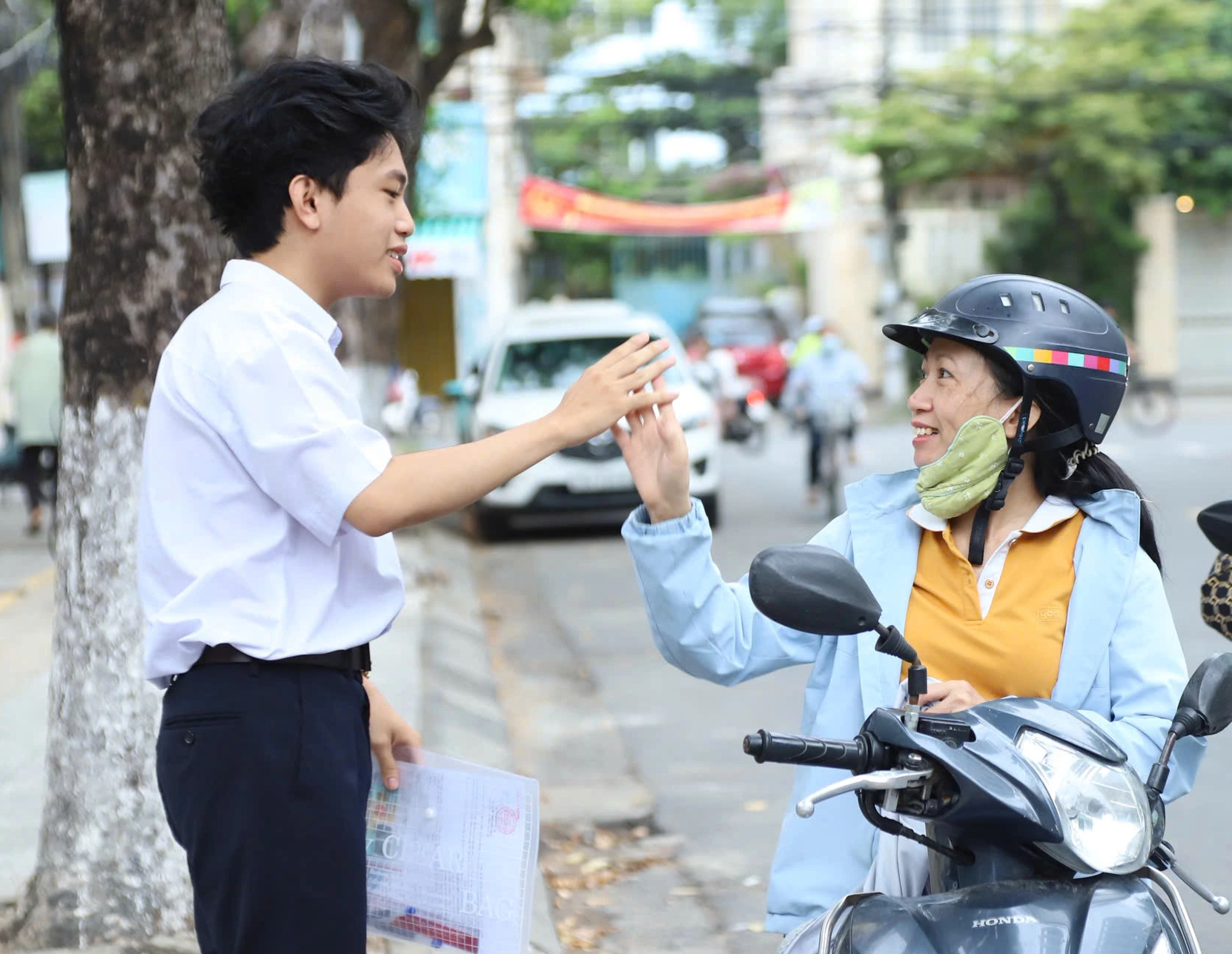 Đứng chờ cháu thi THPT, ông ngoại xúc động nhớ chuyện 20 năm trước - Ảnh 1.
