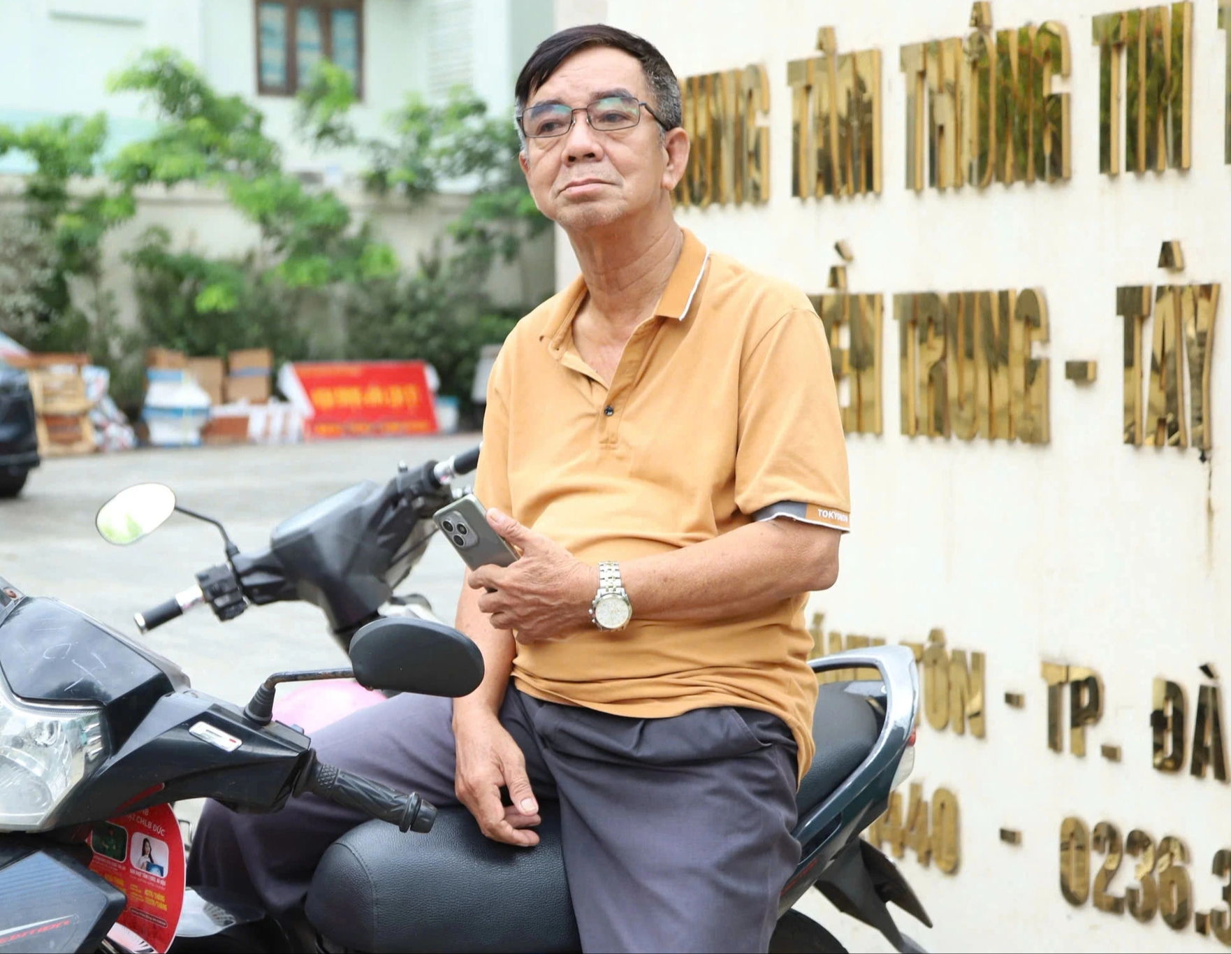 Đứng chờ cháu thi THPT, ông ngoại xúc động nhớ chuyện 20 năm trước - Ảnh 2.