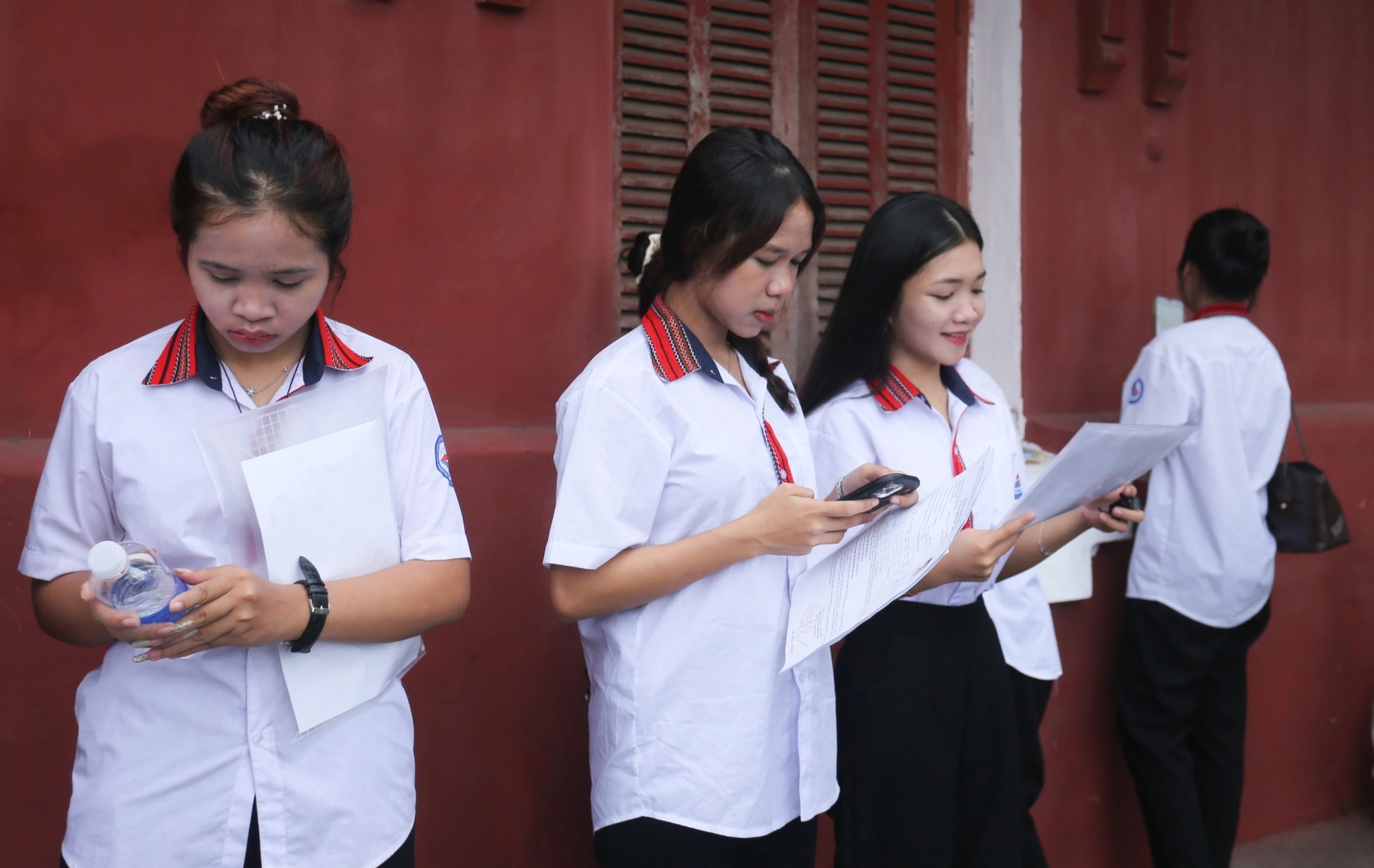 Vượt đèo từ biên giới để cùng con đi thi: 'Chỉ con mong không khổ như mình' - Ảnh 1.
