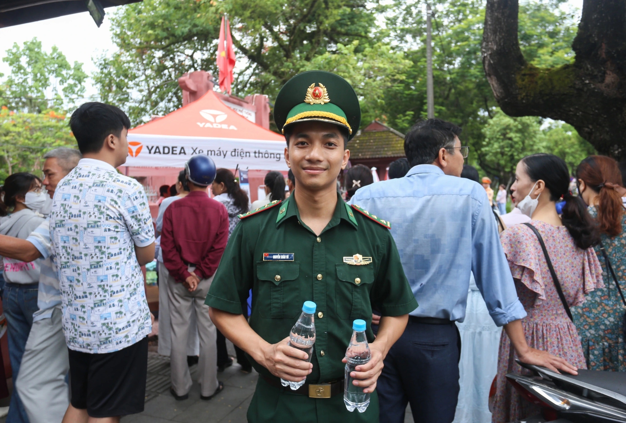 Bộ đội, tình nguyện viên giúp phụ huynh giải tỏa căng thẳng bên ngoài phòng thi - Ảnh 3.