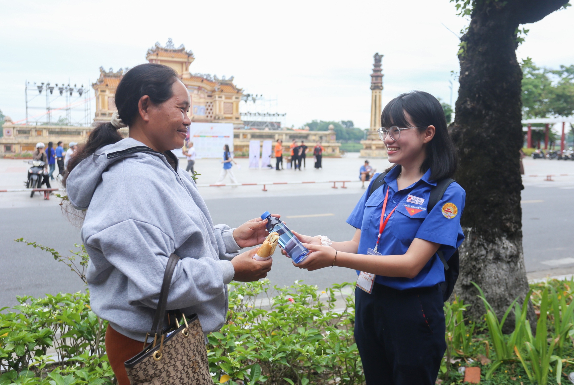 Bộ đội, tình nguyện viên giúp phụ huynh giải tỏa căng thẳng bên ngoài phòng thi - Ảnh 5.