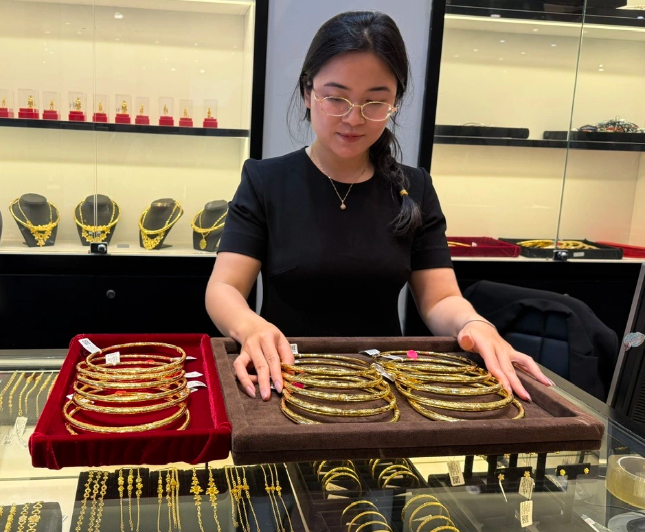 'Giá vàng đang test đáy, đừng bán tháo khi thị trường hoảng loạn' - Ảnh 2.