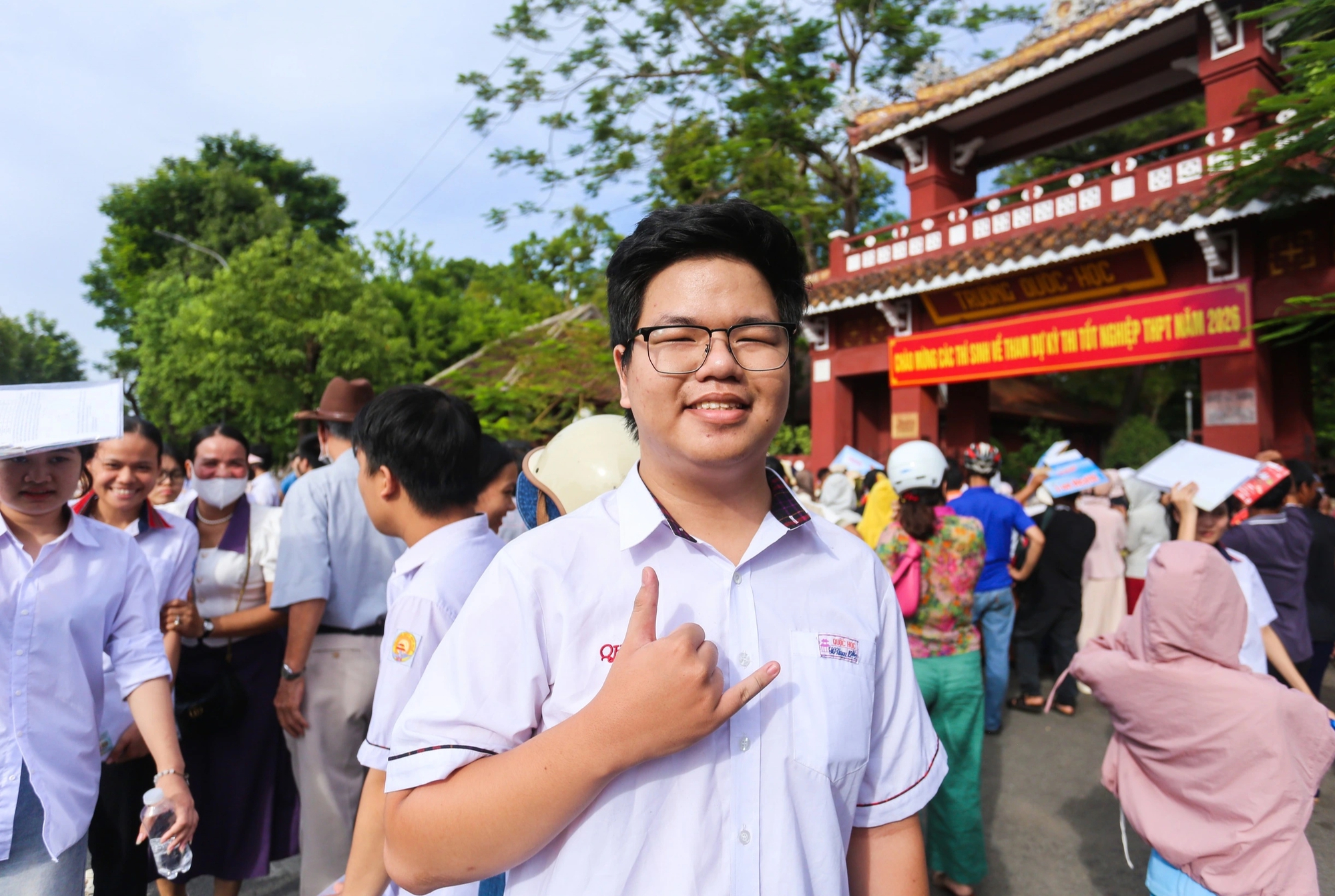 Th&iacute; sinh Huế phấn khởi rời ph&ograve;ng thi m&ocirc;n To&aacute;n: Đề 'dễ thở', t&iacute;nh ph&acirc;n h&oacute;a cao - Ảnh 2.