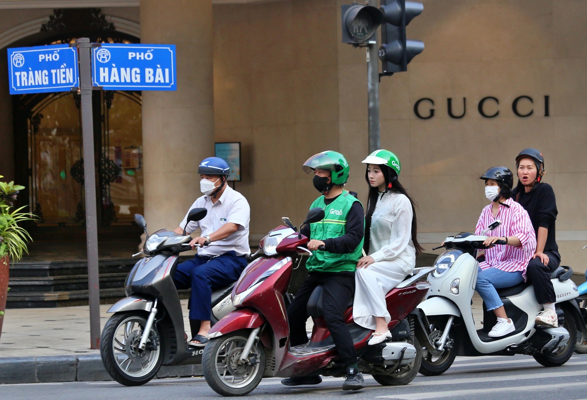 Hà Nội rút đề xuất hỗ trợ 5 triệu khi người dân chuyển đổi xe máy xăng - Ảnh 1.