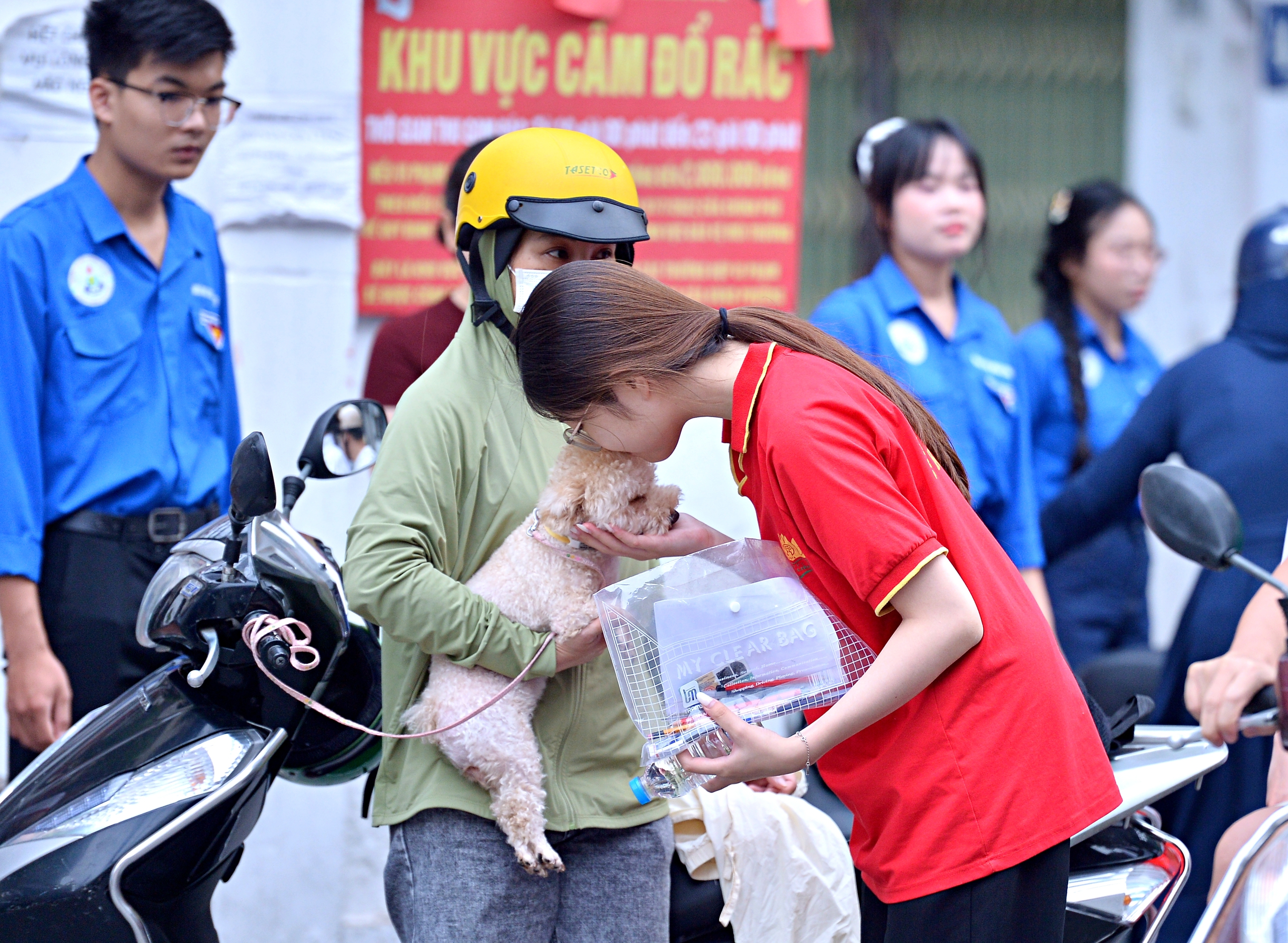 18 năm làm 'đôi chân' cho con, người cha mong con chạm tới ước mơ luật sư - Ảnh 5.