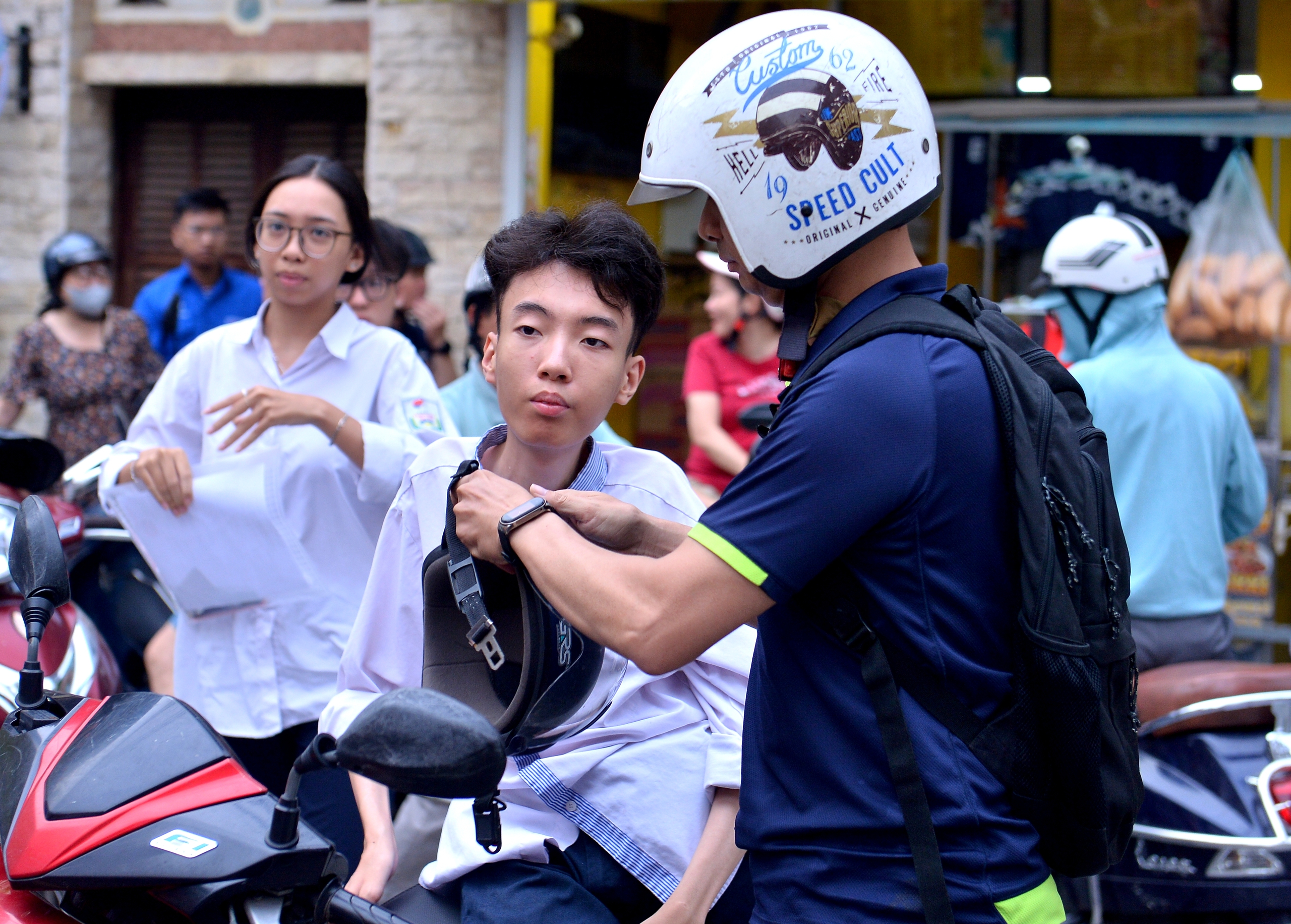 18 năm làm 'đôi chân' cho con, người cha mong con chạm tới ước mơ luật sư - Ảnh 1.