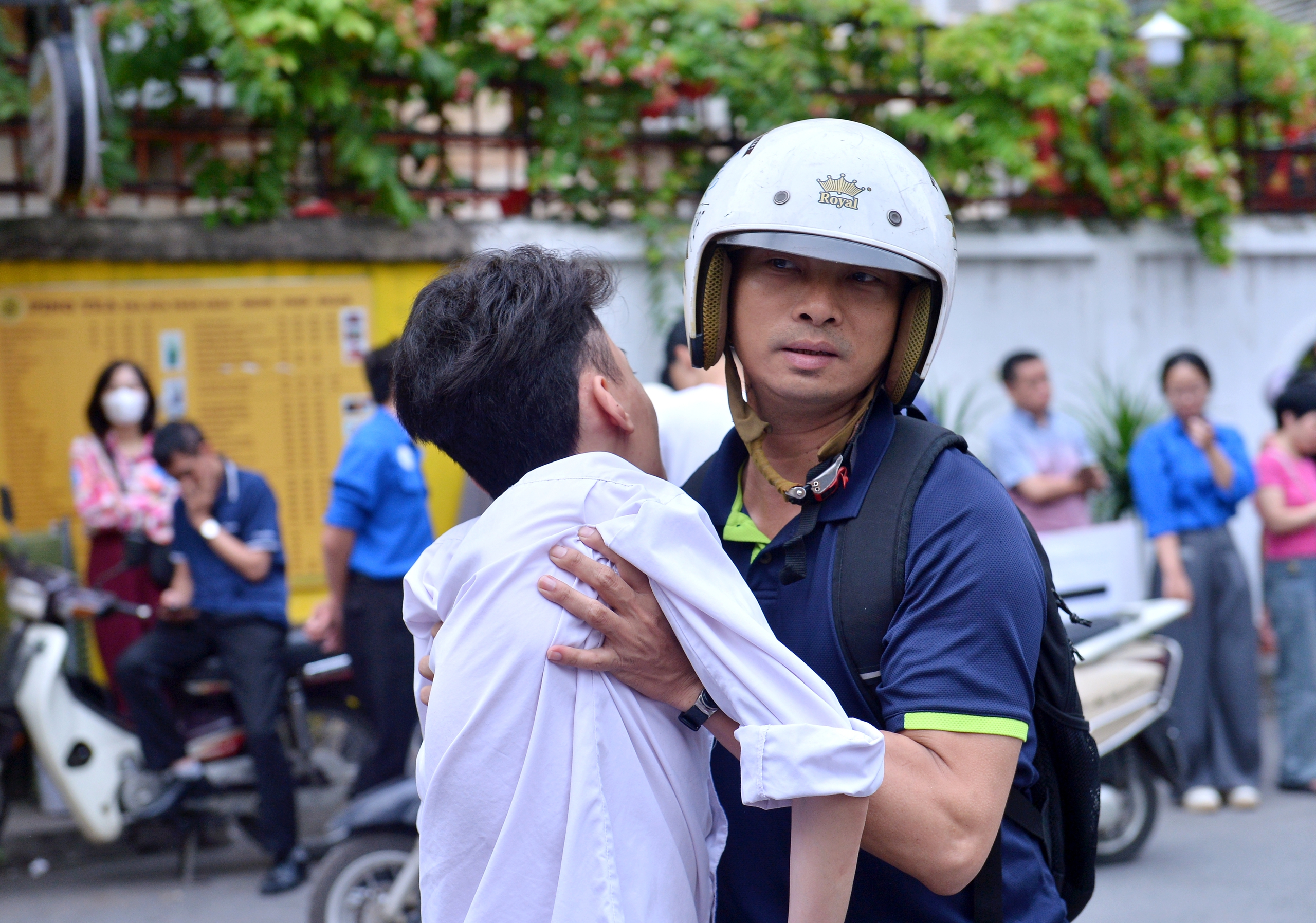 18 năm làm 'đôi chân' cho con, người cha mong con chạm tới ước mơ luật sư - Ảnh 2.