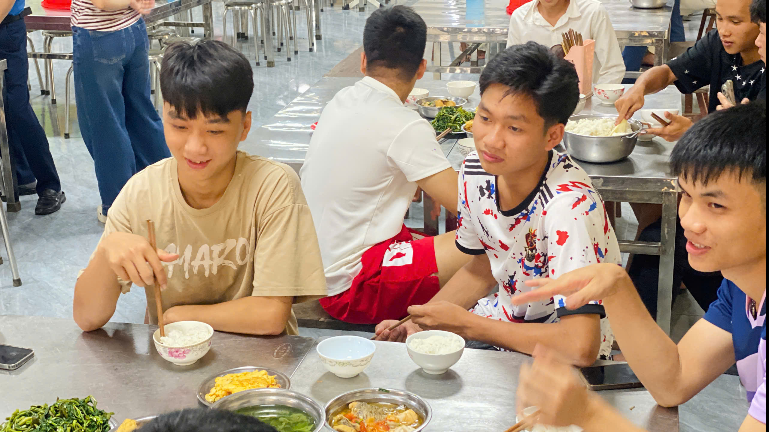 Một điểm thi phục vụ ăn nghỉ cho hàng trăm thí sinh - Ảnh 1.